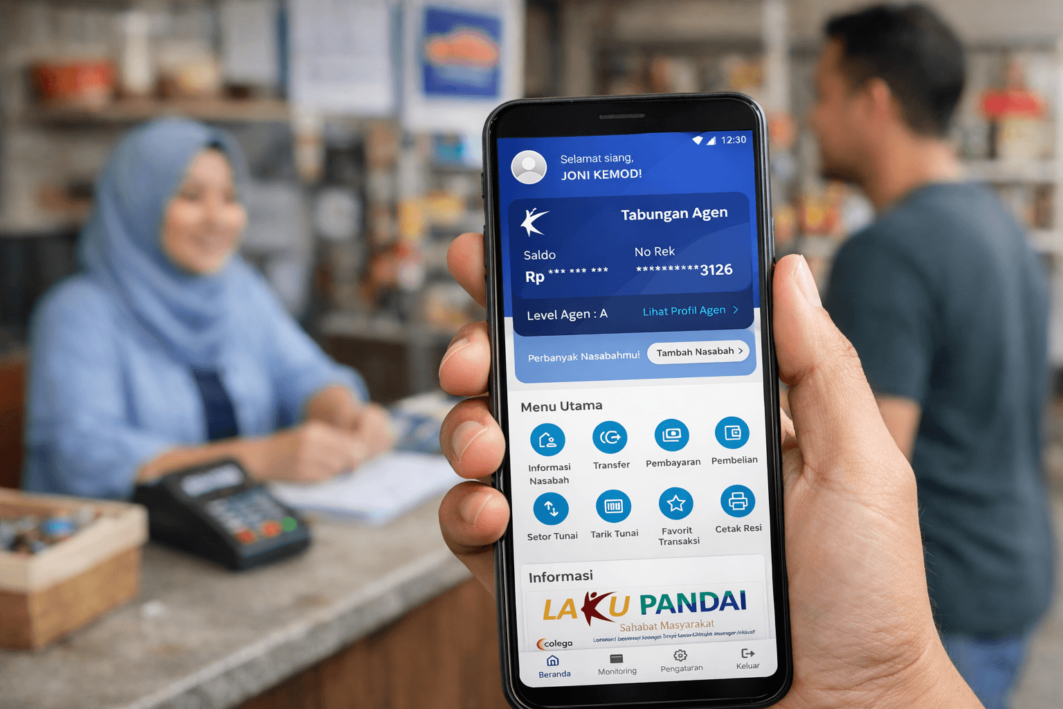 Foto aplikasi perbankan agen (Laku Pandai) ditampilkan di smartphone yang dipegang tangan di warung/agen. Layar menunjukkan sapaan “Selamat siang, JONI KEMODI!” dengan kartu Tabungan Agen (saldo disamarkan, **No Rek ****3126, Level Agen: A) dan tombol Lihat Profil Agen serta Tambah Nasabah.  Di bawahnya terdapat menu utama berbentuk ikon: Informasi Nasabah, Transfer, Pembayaran, Pembelian, Setor Tunai, Tarik Tunai, Favorit Transaksi, Cetak Resi. Bagian informasi menampilkan logo LAKU PANDAI – Sahabat Masyarakat.  Latar belakang blur memperlihatkan penjaga warung dan pelanggan, menegaskan konteks layanan keuangan inklusif melalui agen bank di lingkungan ritel. Antarmuka berwarna biru‑putih dengan ikon sederhana menunjukkan kemudahan akses, transaksi harian, dan layanan perbankan digital berbasis agen.