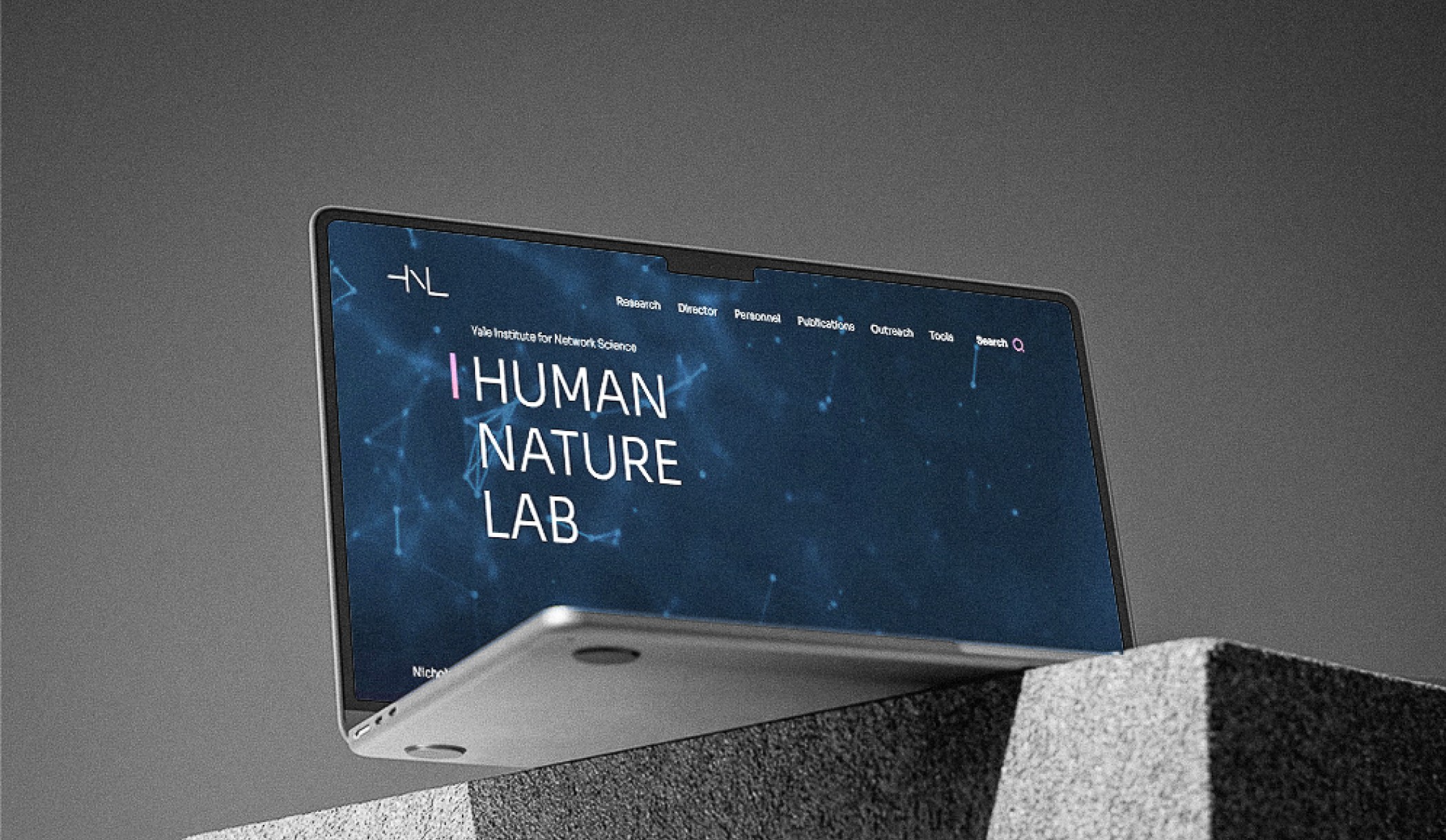 laptop com a home do site human nature lab