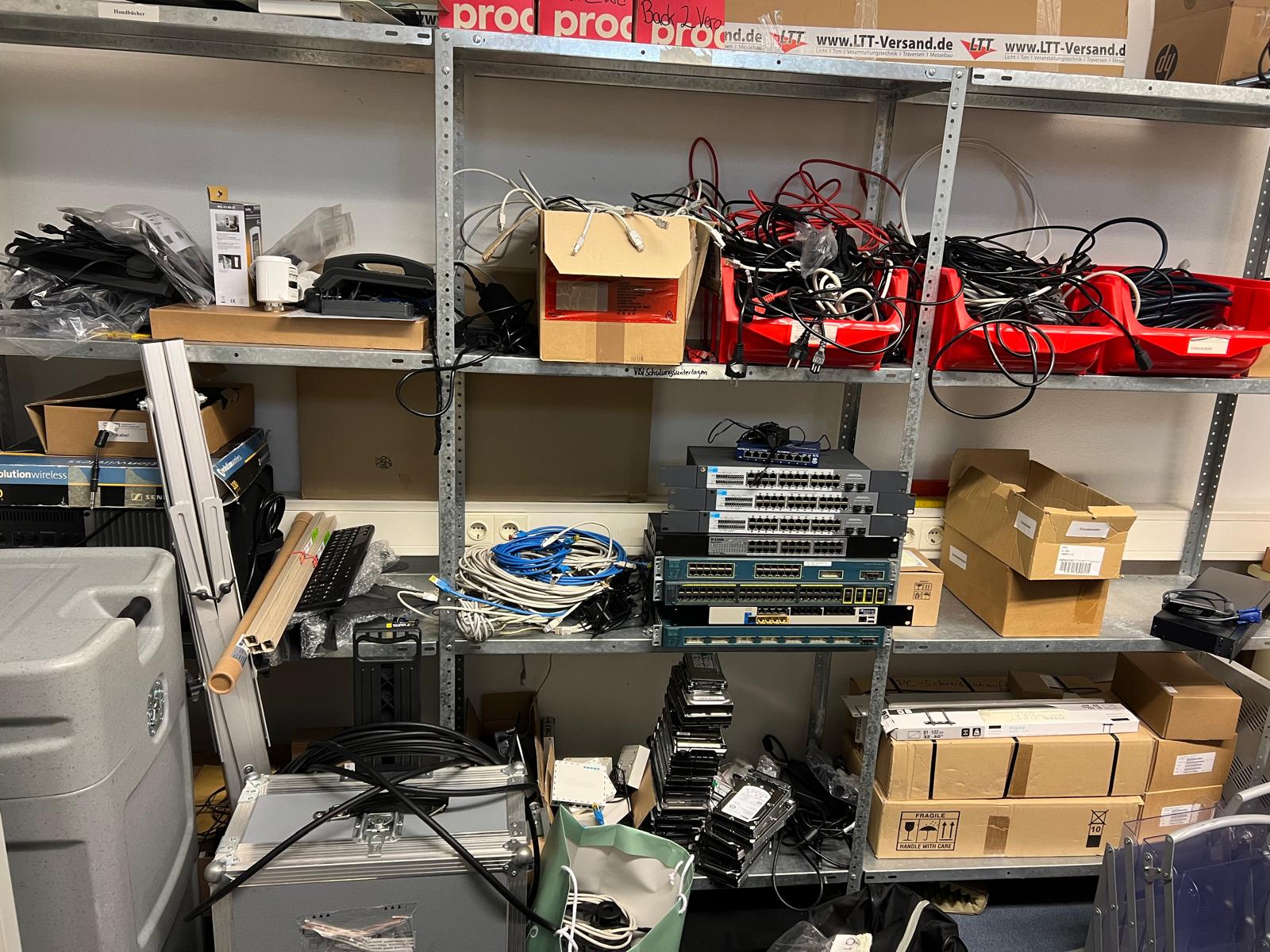 Entrümpelung Freising, ein Kinderzimmer mit hunderten sachen und einem rotem Spielauto mitten drinnen.