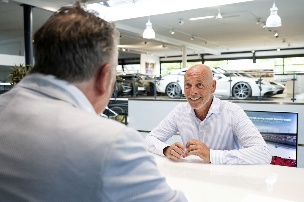 Verkoper bij een klant in een showroom