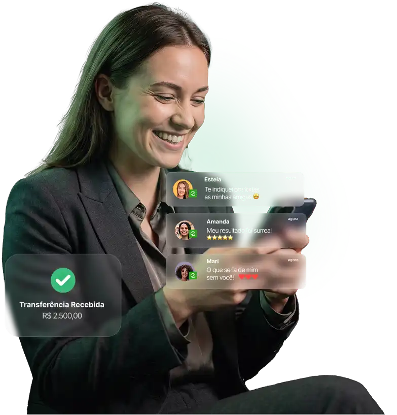 Nutricionista feliz olhando notificações no seu celular