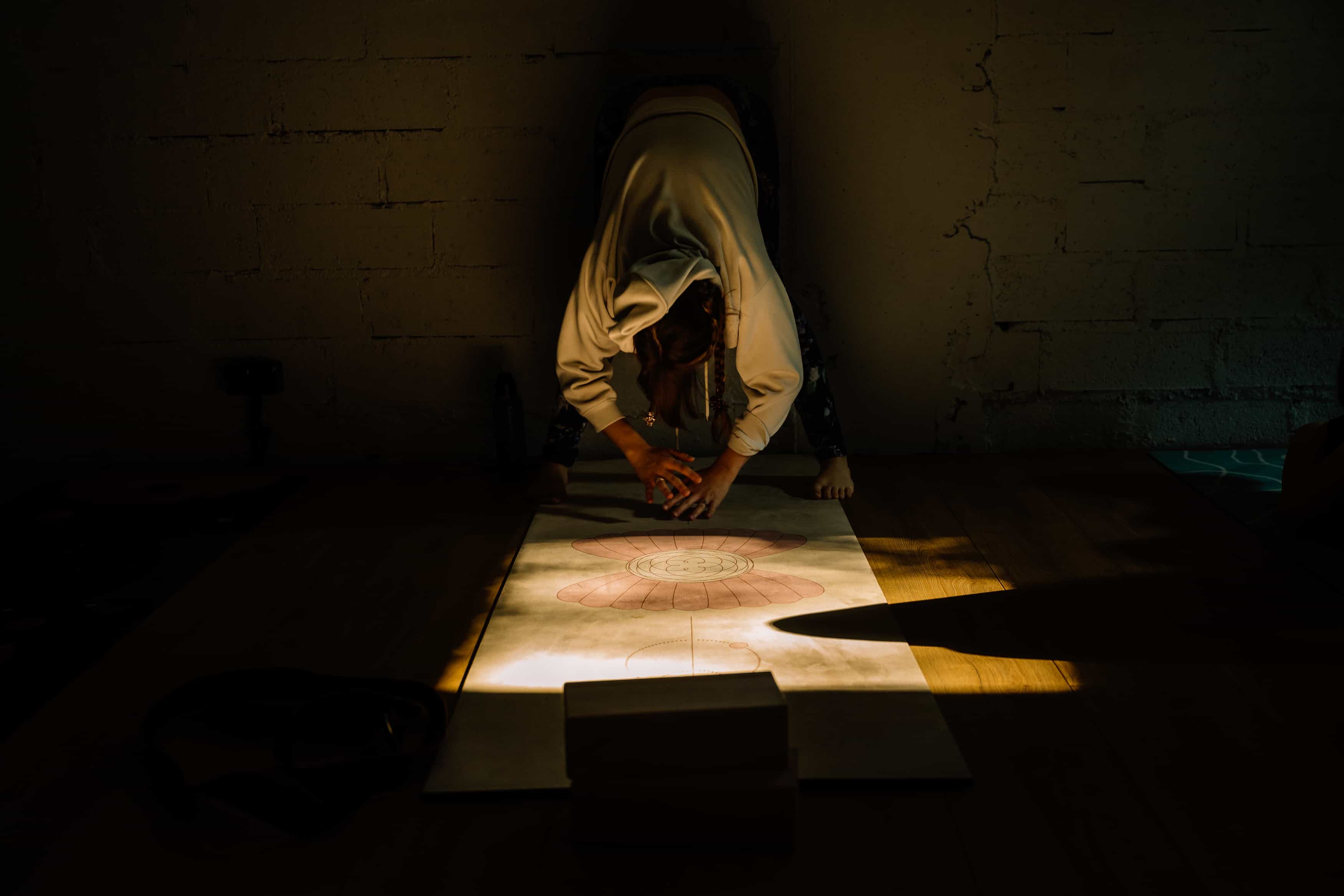 Osoba ćwicząca Jogę w hotelu Villa Stara Apteka w specjalnie przygotowanej sali jogowej. 