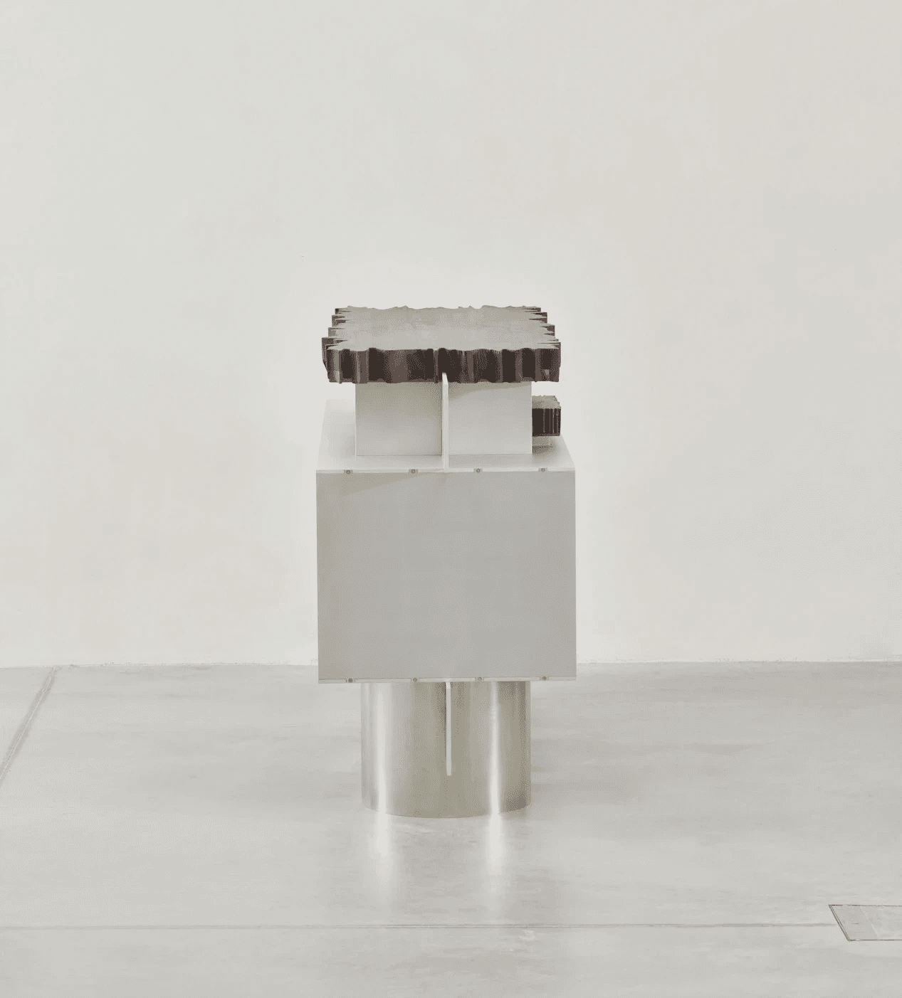 vinyl-cabinet-aluminium-steel-wood-balanced-design