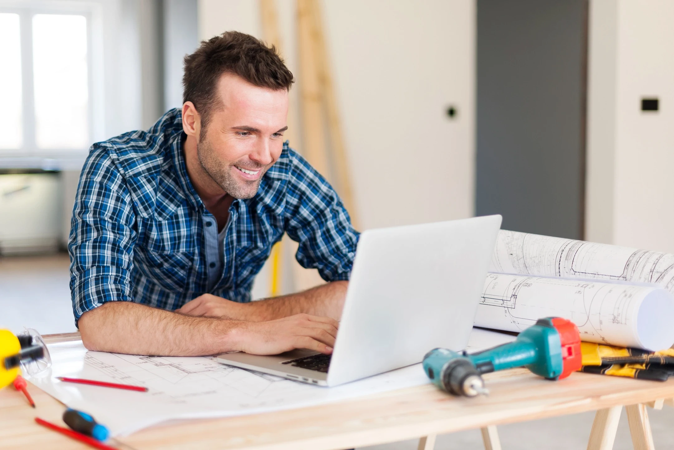 Homme regardant son ordinateur sur une table de travail