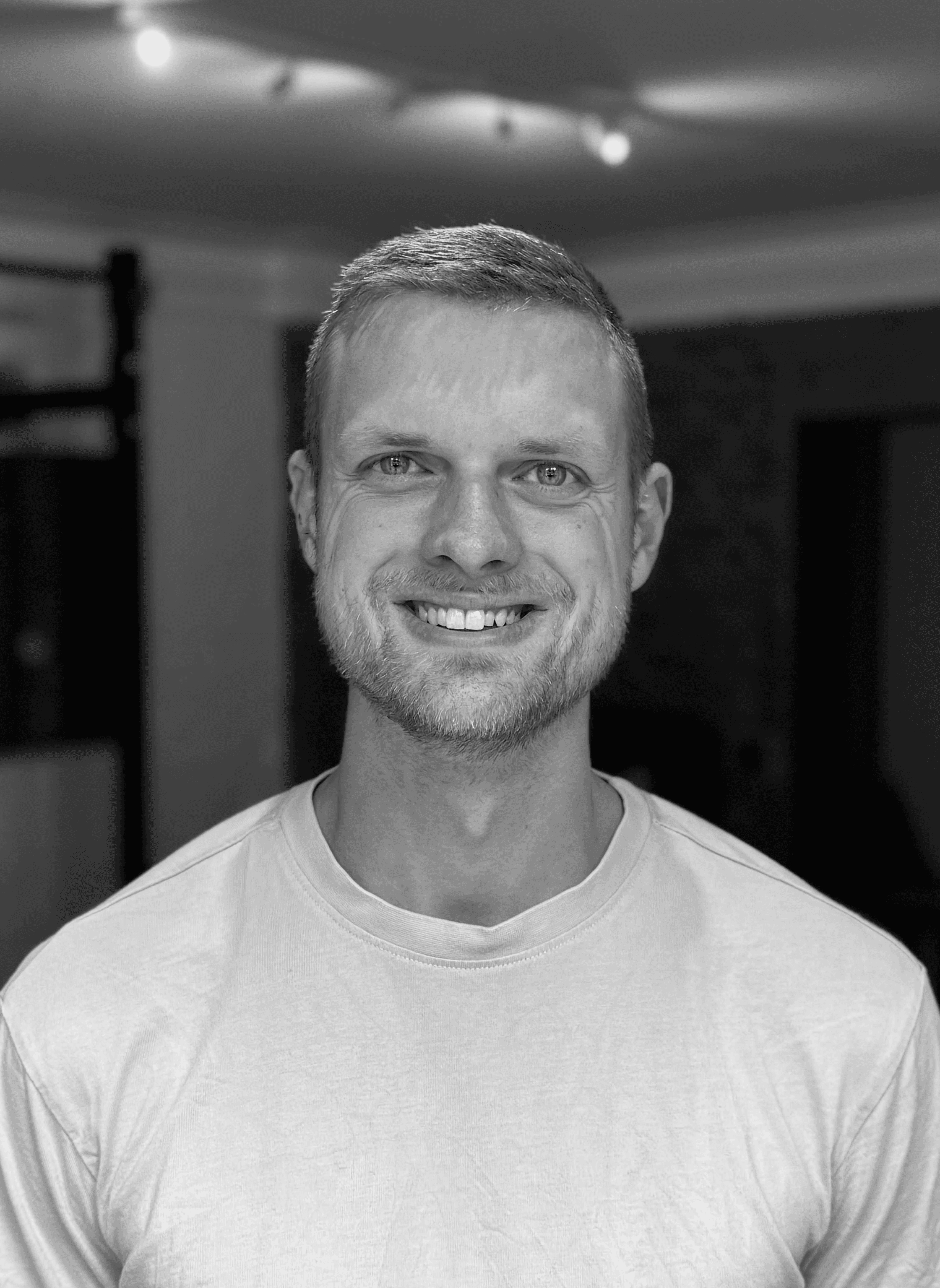 Till Schneider arbeitet als Physiotherapeut, Heilpraktiker und Osteopath im PLÆCE.