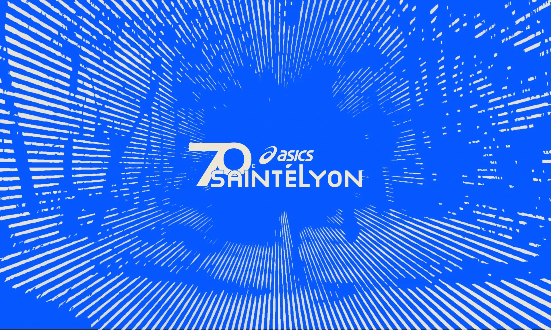 Identité visuelle anniversaire pour la SaintéLyon : jeu de contrastes bichromatiques bleu et blanc. Utilisation d'une trame rayonnante de type 'speed lines' pour souligner l'aspect nocturne et sportif de l'événement.