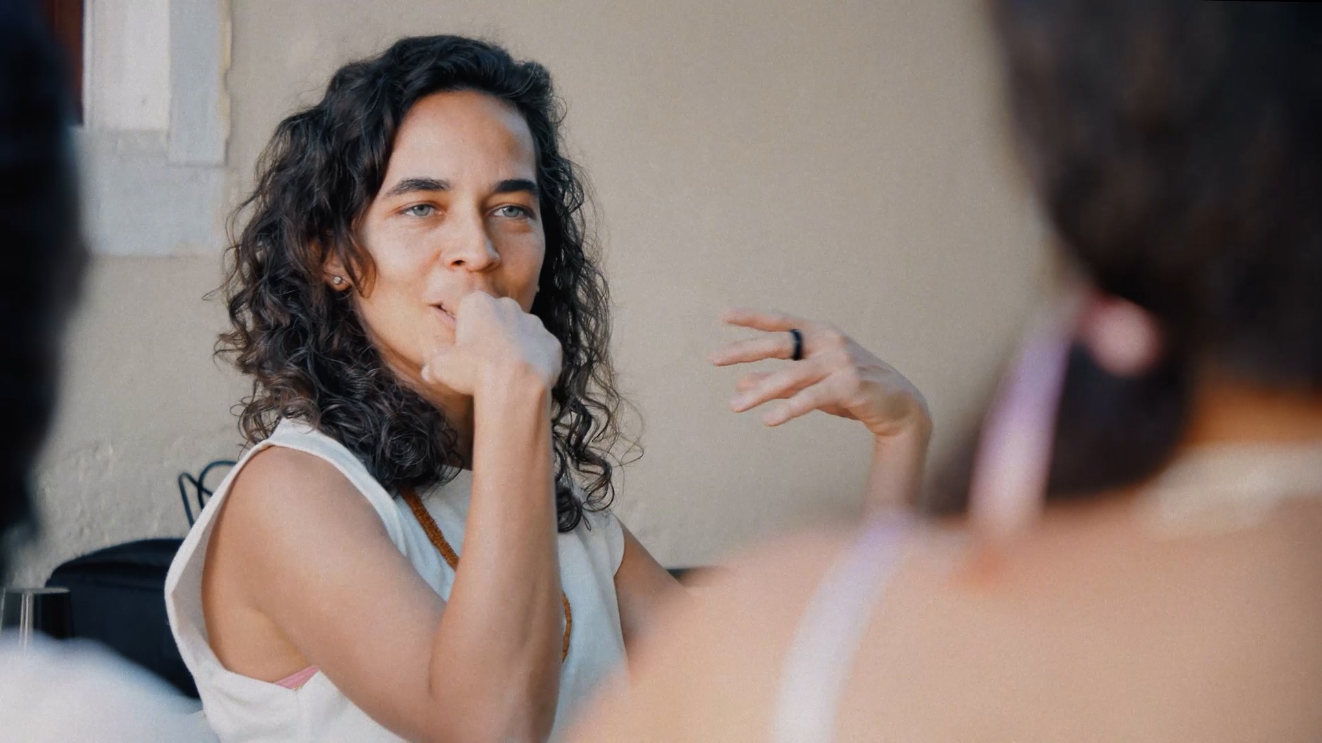 Portrait of a speaker at an educational workshop in A Outra Margem festival