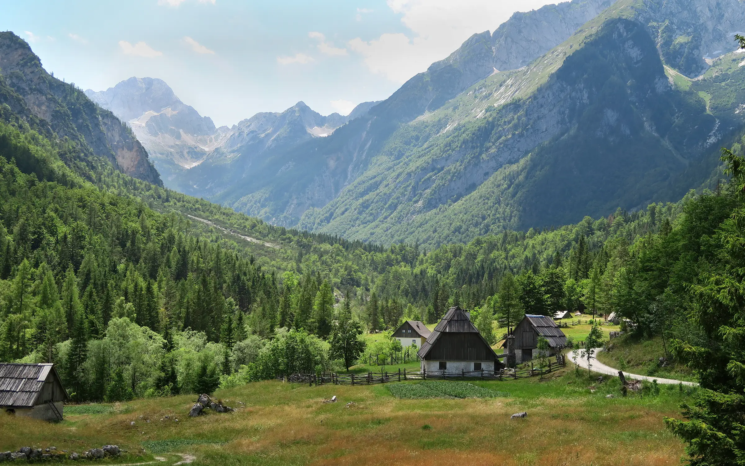 Zadnja i Trenta-dalen med den bayerske Grintavec-toppen i De juliske alper i Slovenia | Expa Travel