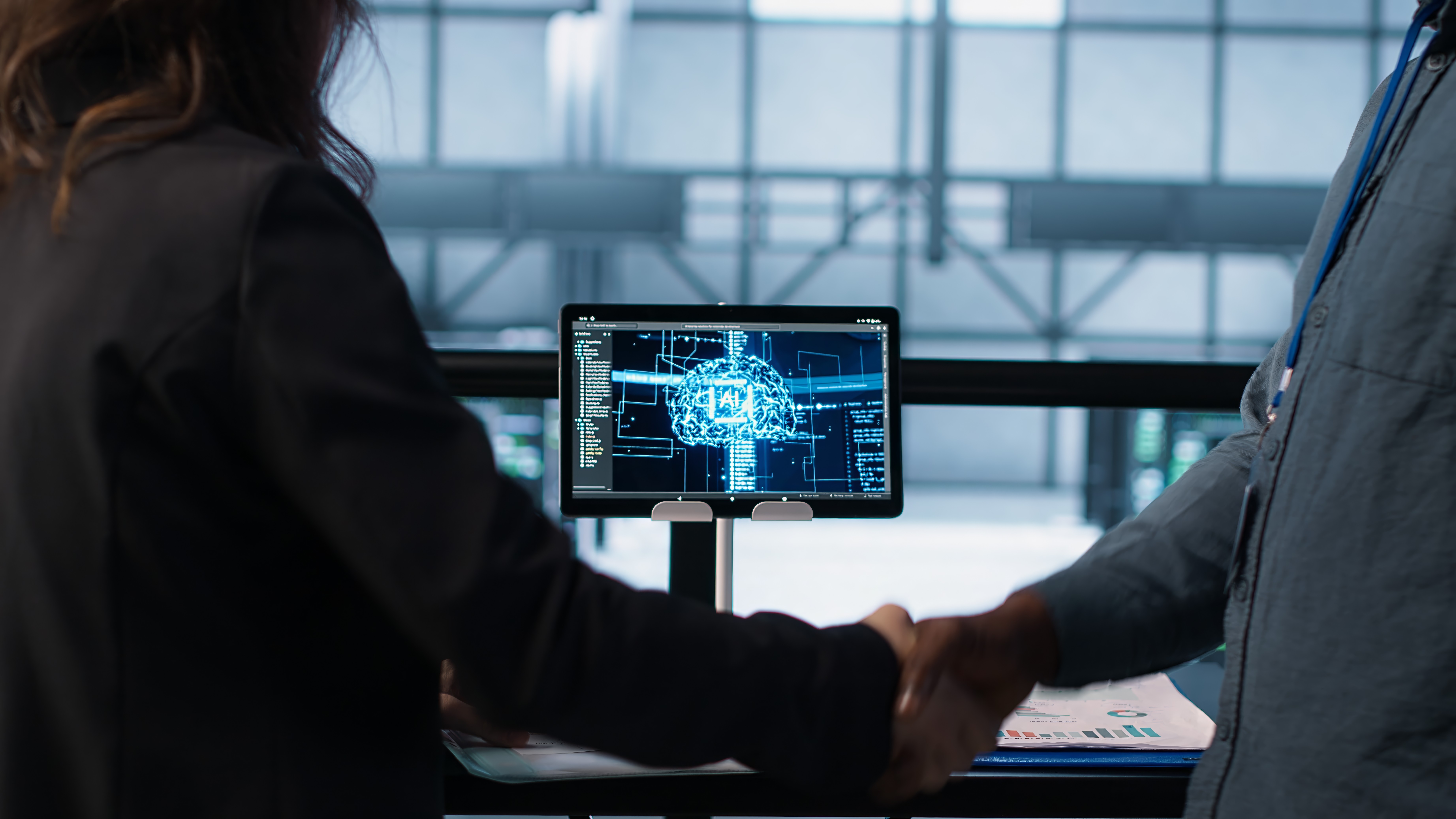 gerente-de-reuniao-com-o-cliente-no-centro-de-dados-para-revisar-arquivos-fazendo-aperto-de-mao