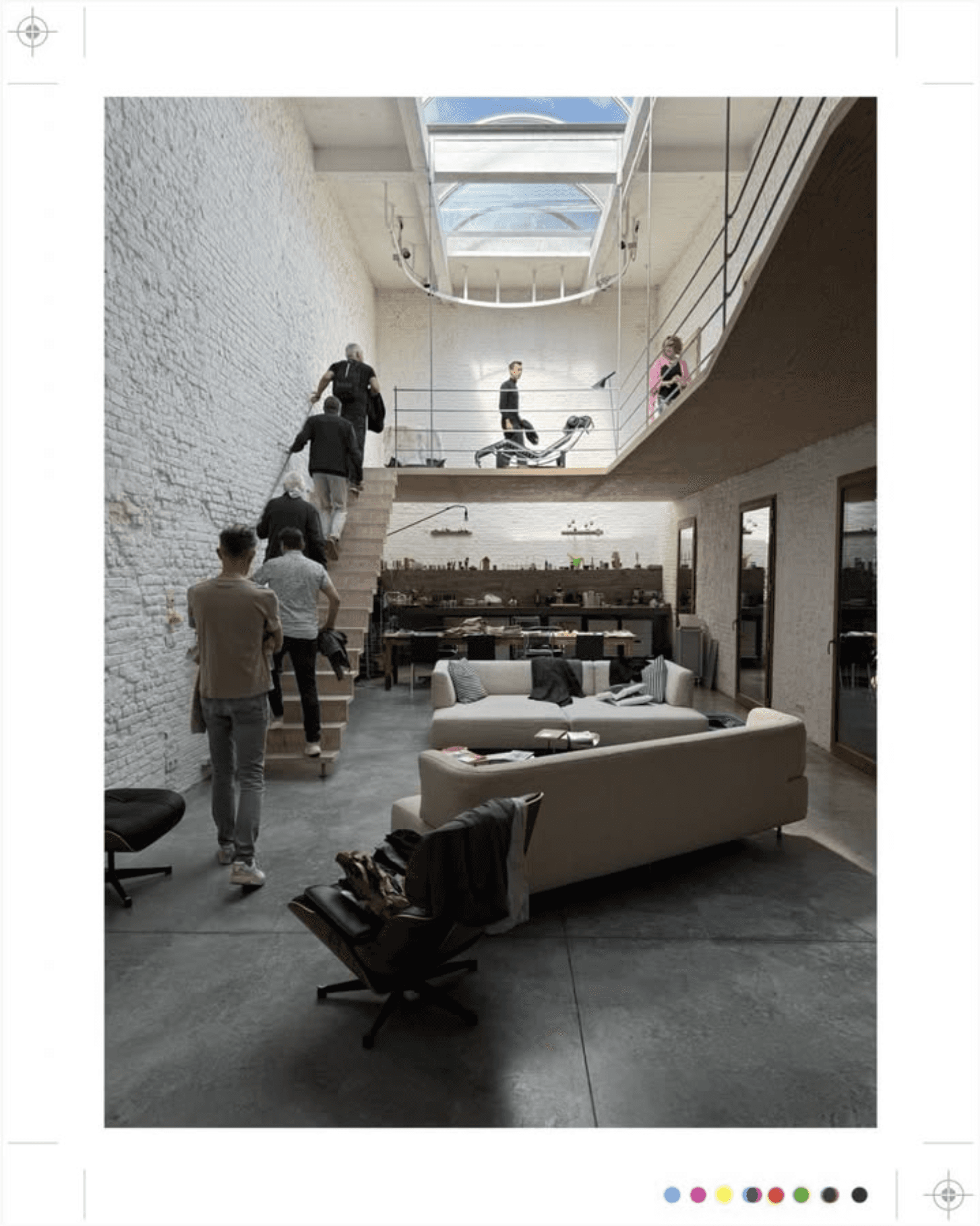 Interieur van een grote loft met mensen die de trap oplopen.