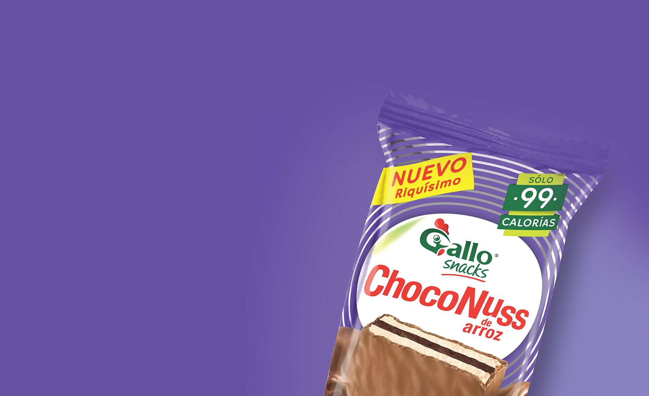 Close-up of a ChocoNuss chocolate snack package against a purple background. It highlights "Nuevo" and "99 calorías." The tone is enticing and vibrant.