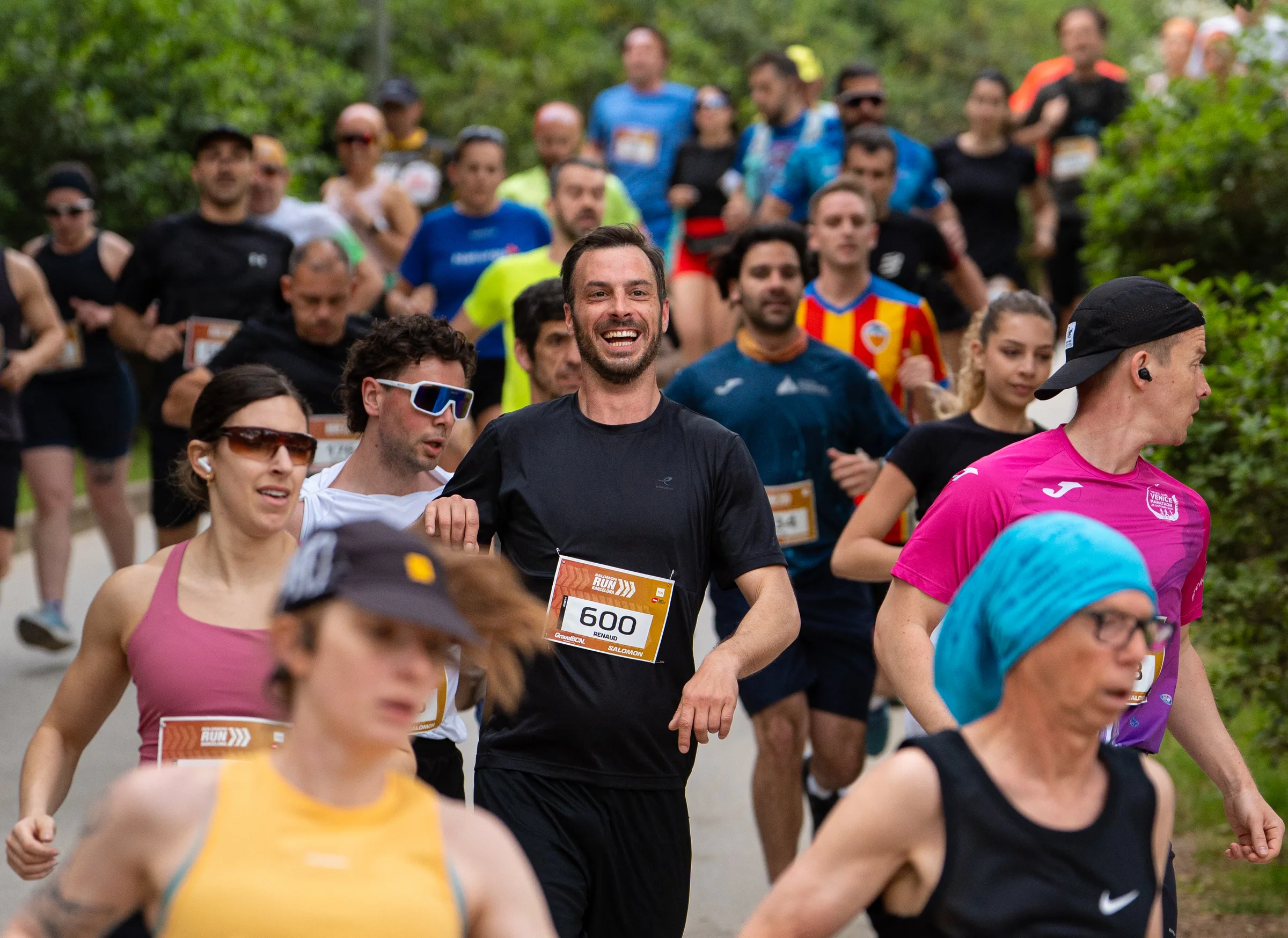 Salomon Run Barcelona asfalto tierra, fotografía trail running 2026, carrera popular Montjuïc, running urbano Barcelona