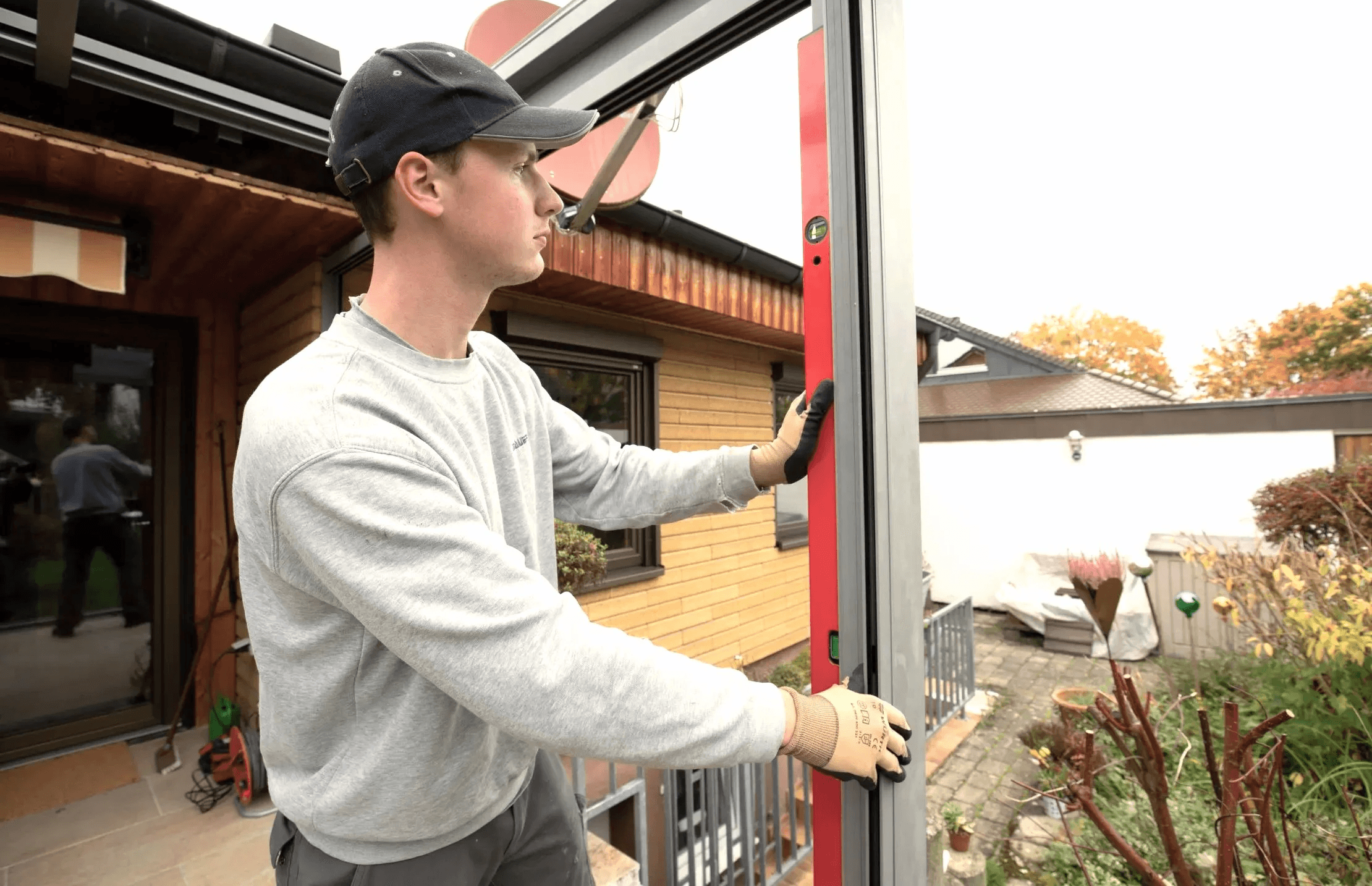 Monteur prüft mit Wasserwaage ob die Überdachung korrekt im Wasser liegt