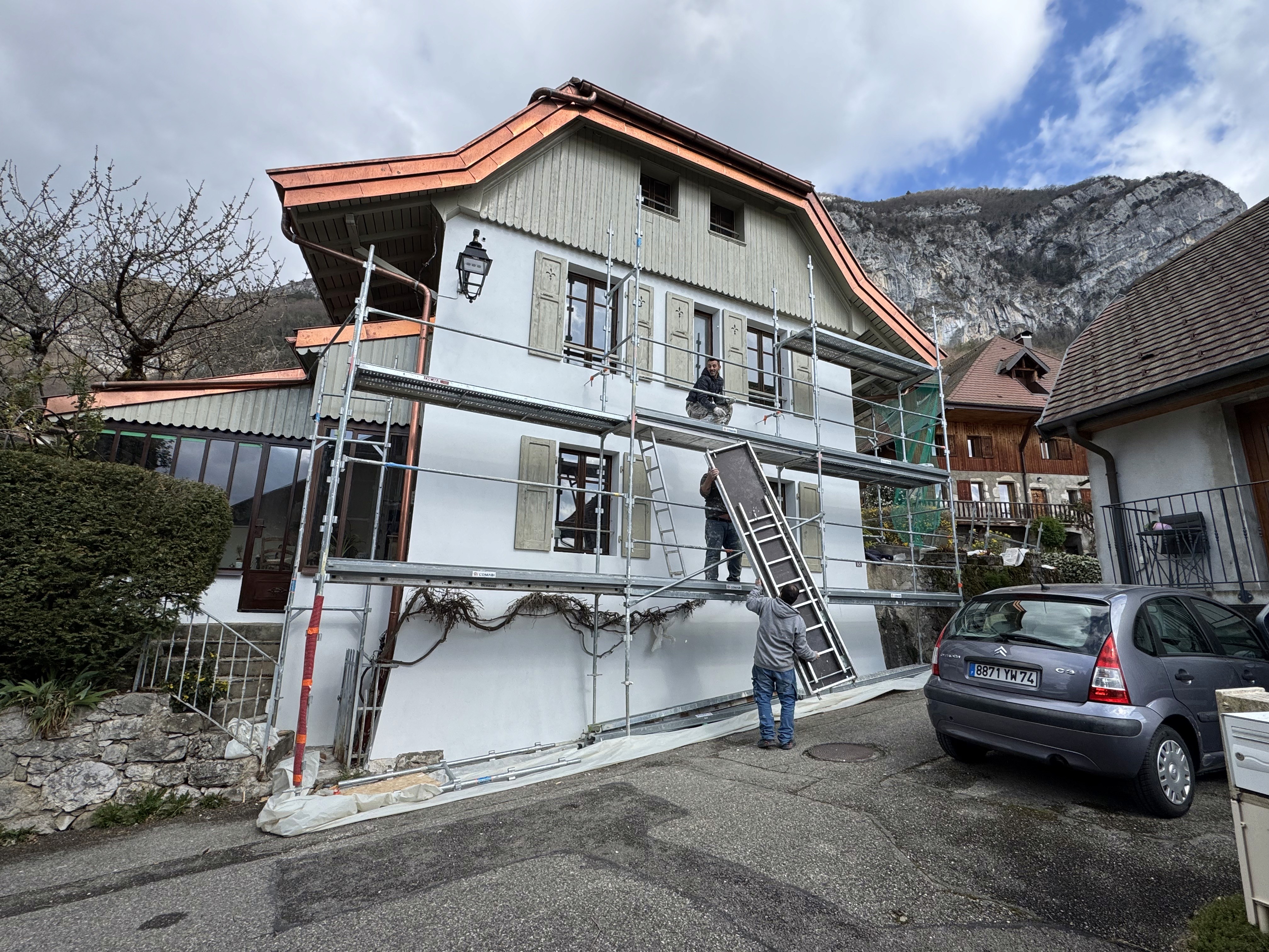 Façade extérieure rénovée après ravalement et peinture en Haute-Savoie