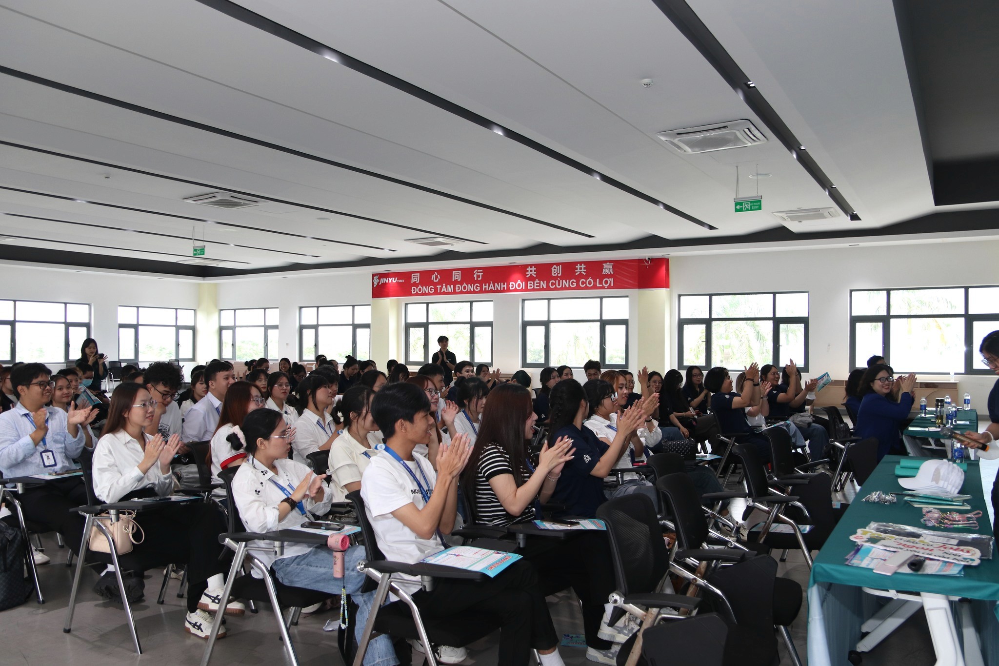 Sinh viên Ngôn ngữ Trung Quốc HSU trải nghiệm thực tế tại Jinyu Company Tour 2025