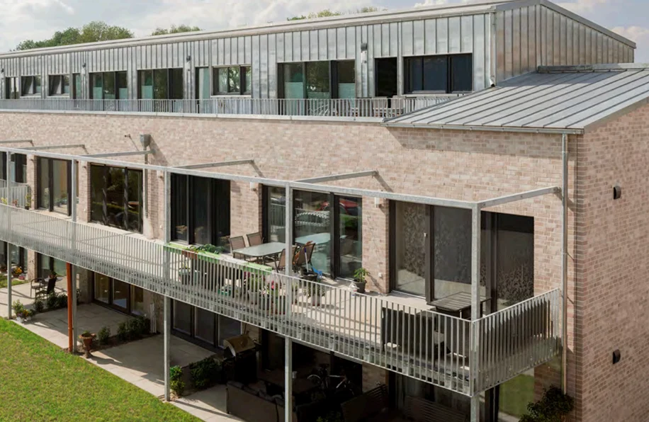 Isometrische Zeichnung eines Bauprojekts mit mehreren Gebäuden und markierten Strukturen in Rot