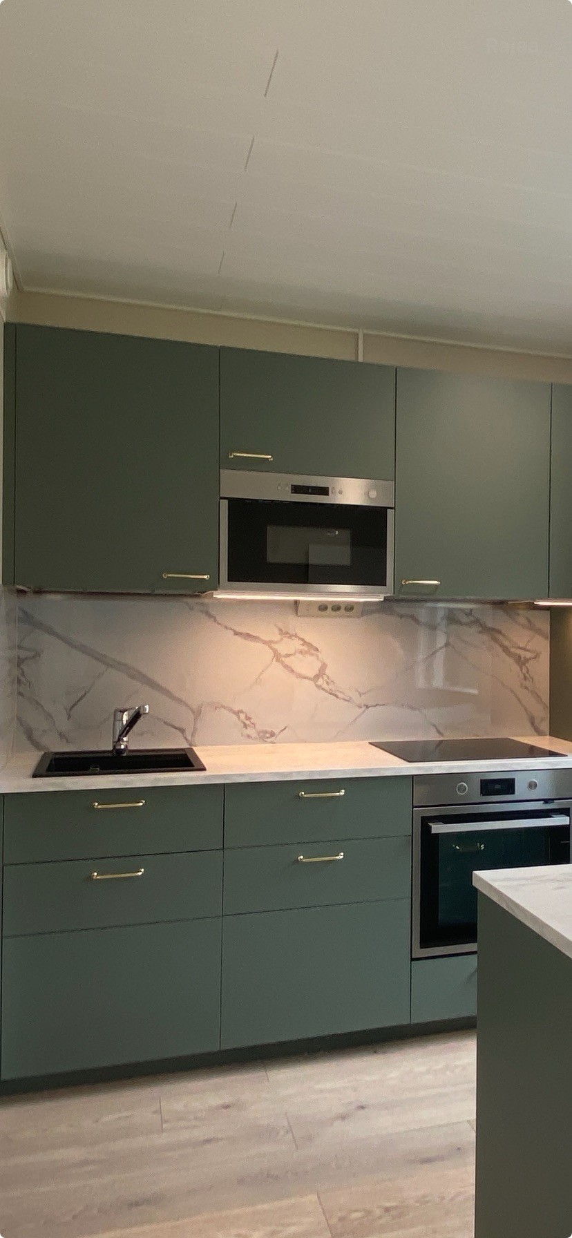 Moderni keittiö vihreillä kaapistoilla ja marmorikuvioiduilla PVC-paneeleilla Espoossa