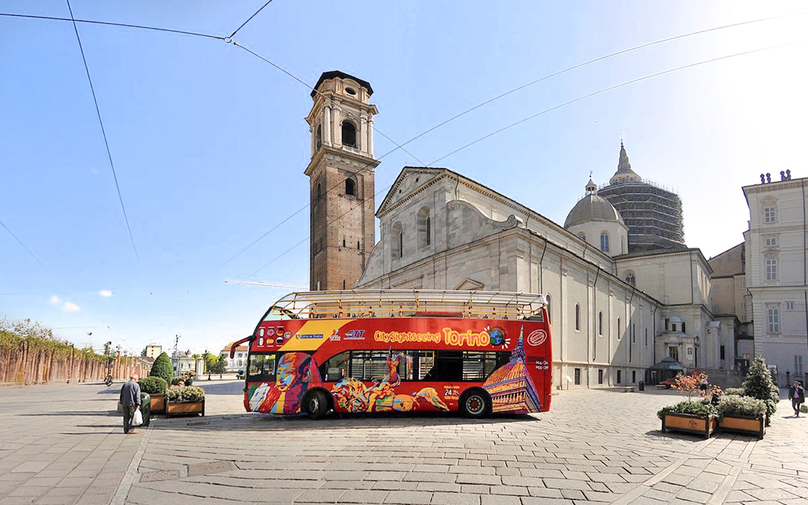 รถบัสชมสถานที่ในตูริน ใกล้กับวิหารประวัติศาสตร์ในใจกลางเมือง