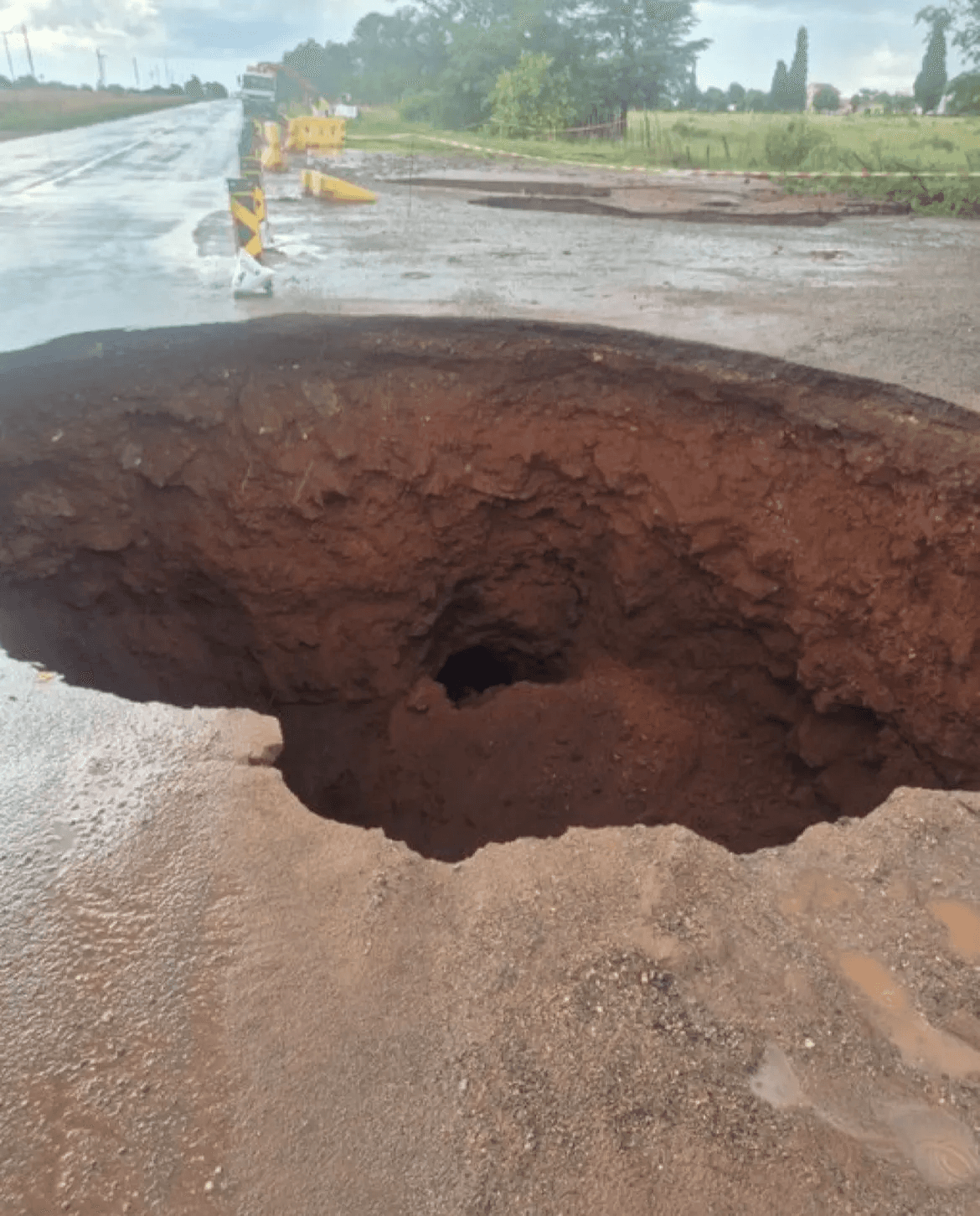 Photo:R500 closed after major sikhole in Carletonville – South African Daily