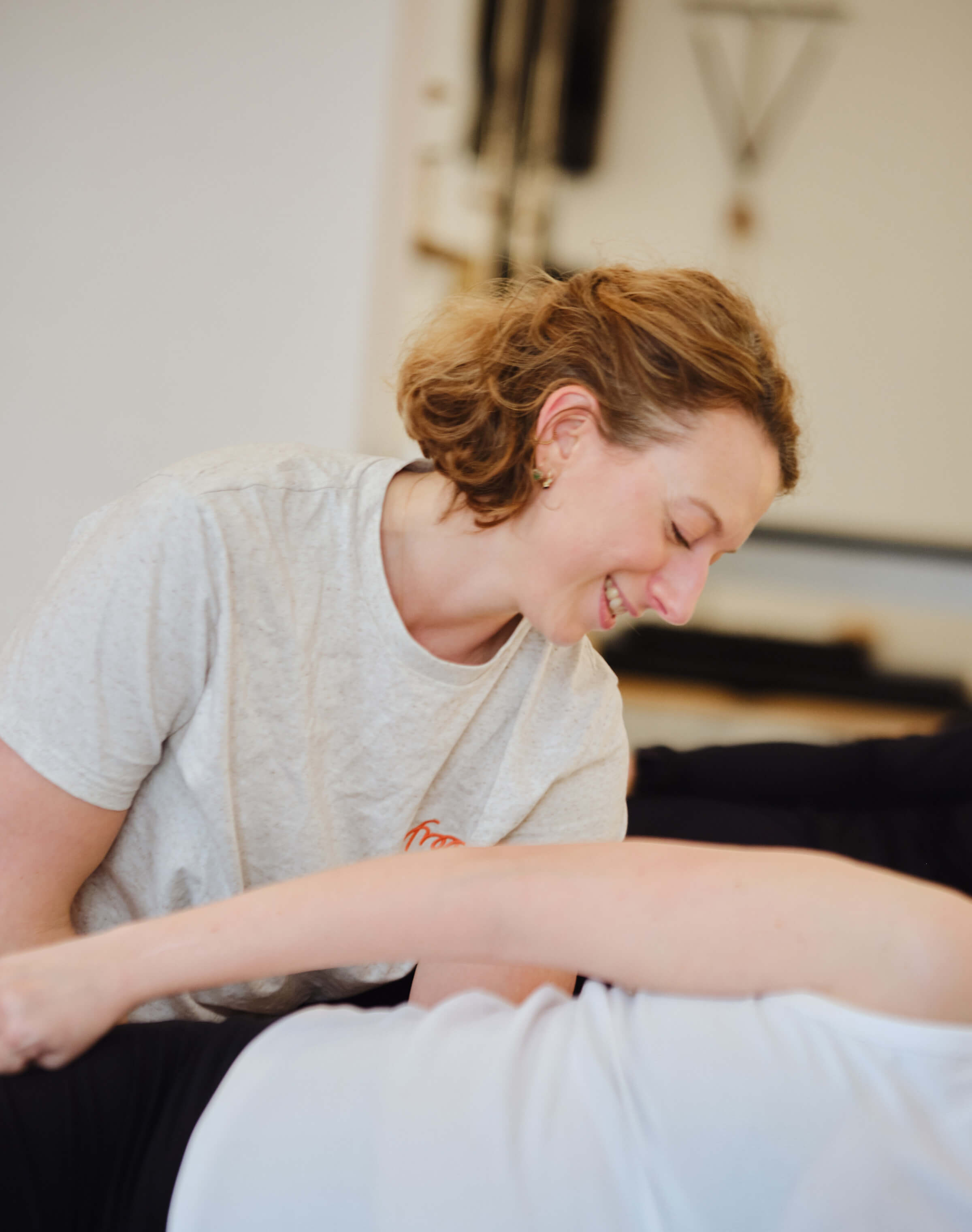 Instruktør guider gravid kvinde igennem en øvelse