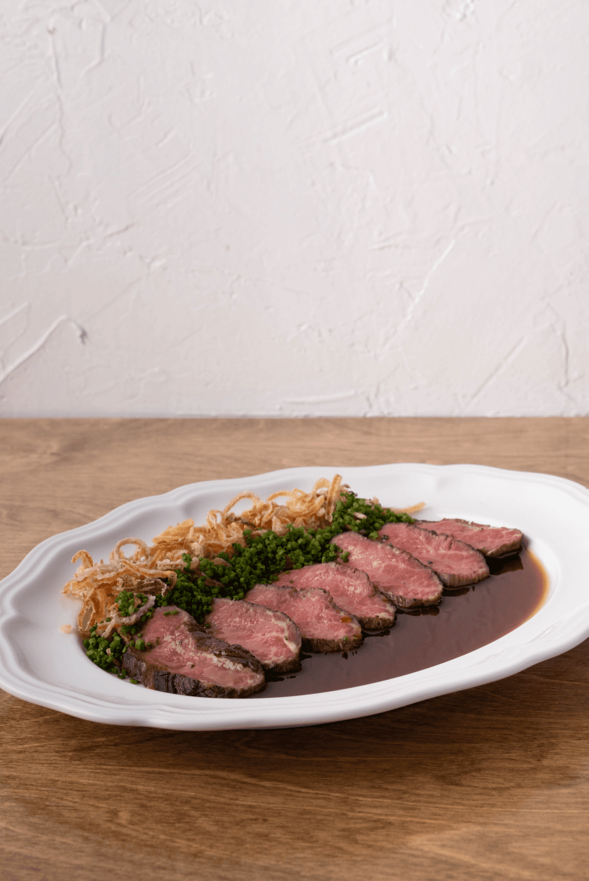 Filet mignon, sauce à l'érable et frites d'échalottes.