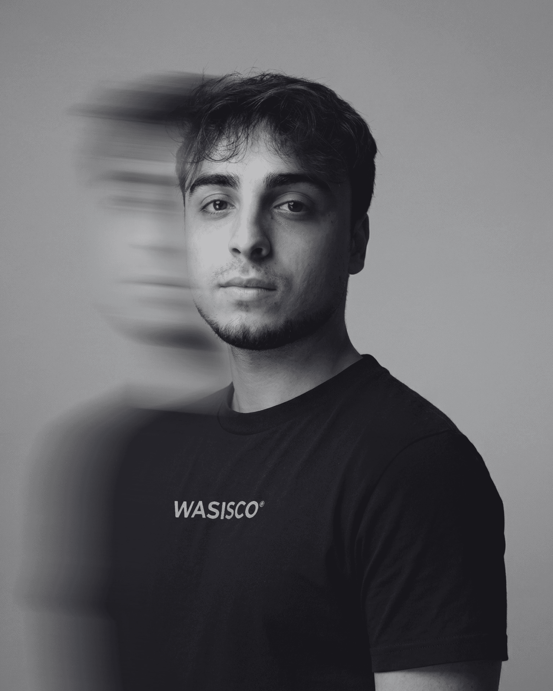 Portrait di un giovane uomo con barba