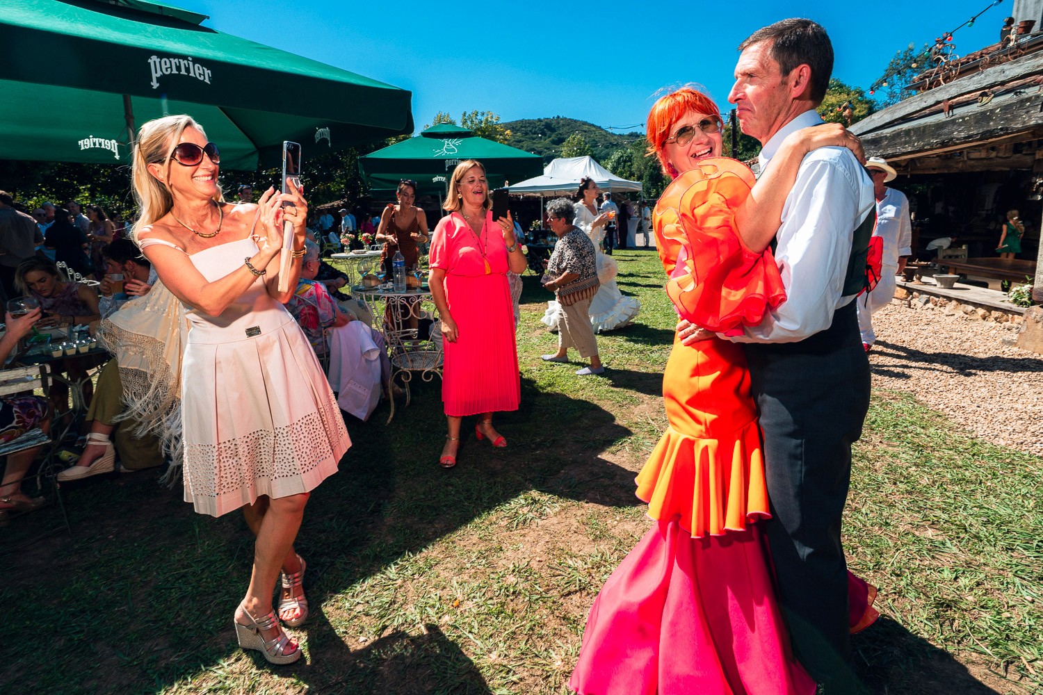 Les parents de la mariée dansent dans une ambiance colorée 