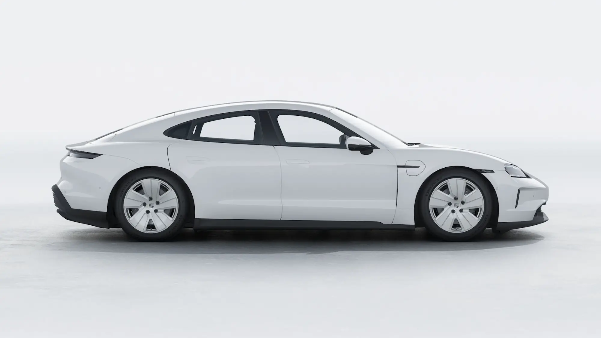 Porsche Taycan blanche en profil latéral sur fond épuré