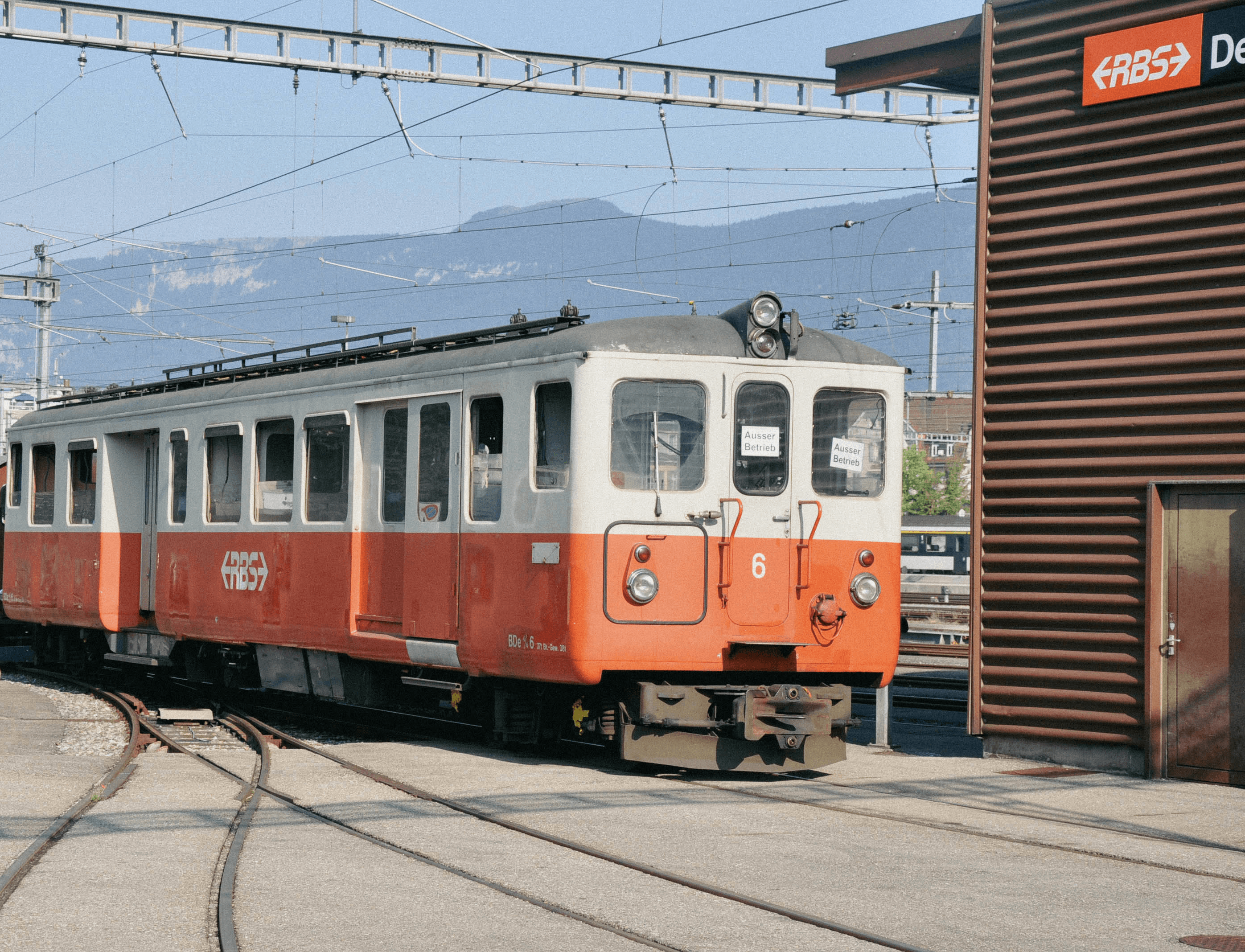 Historisches Triebwagen ABDe 4/4 6 vor einem Depotgebäude