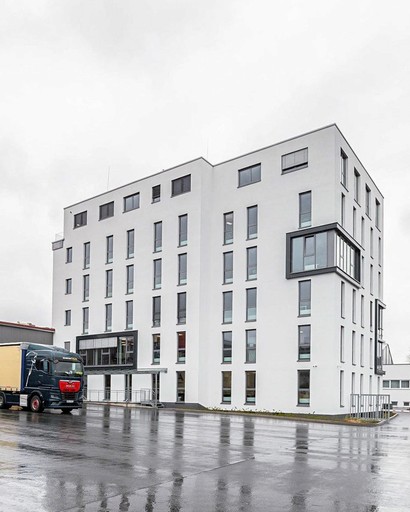 Ein großes und modernen Bürogebäude, worin sich auch das Büo von rankk befindet.
