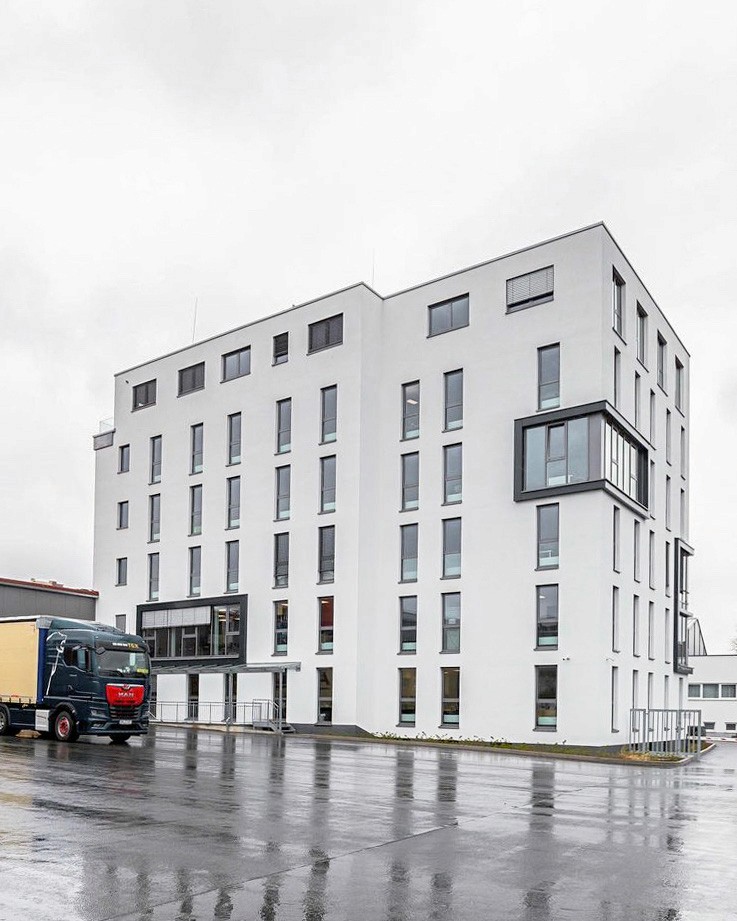 Ein großes und modernen Bürogebäude, worin sich auch das Büo von rankk befindet.