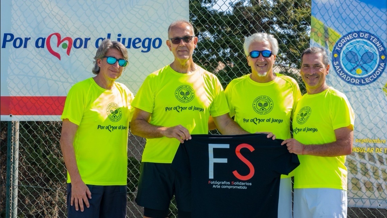 cuatro personas sujetando una camiseta de fs arte comprometido