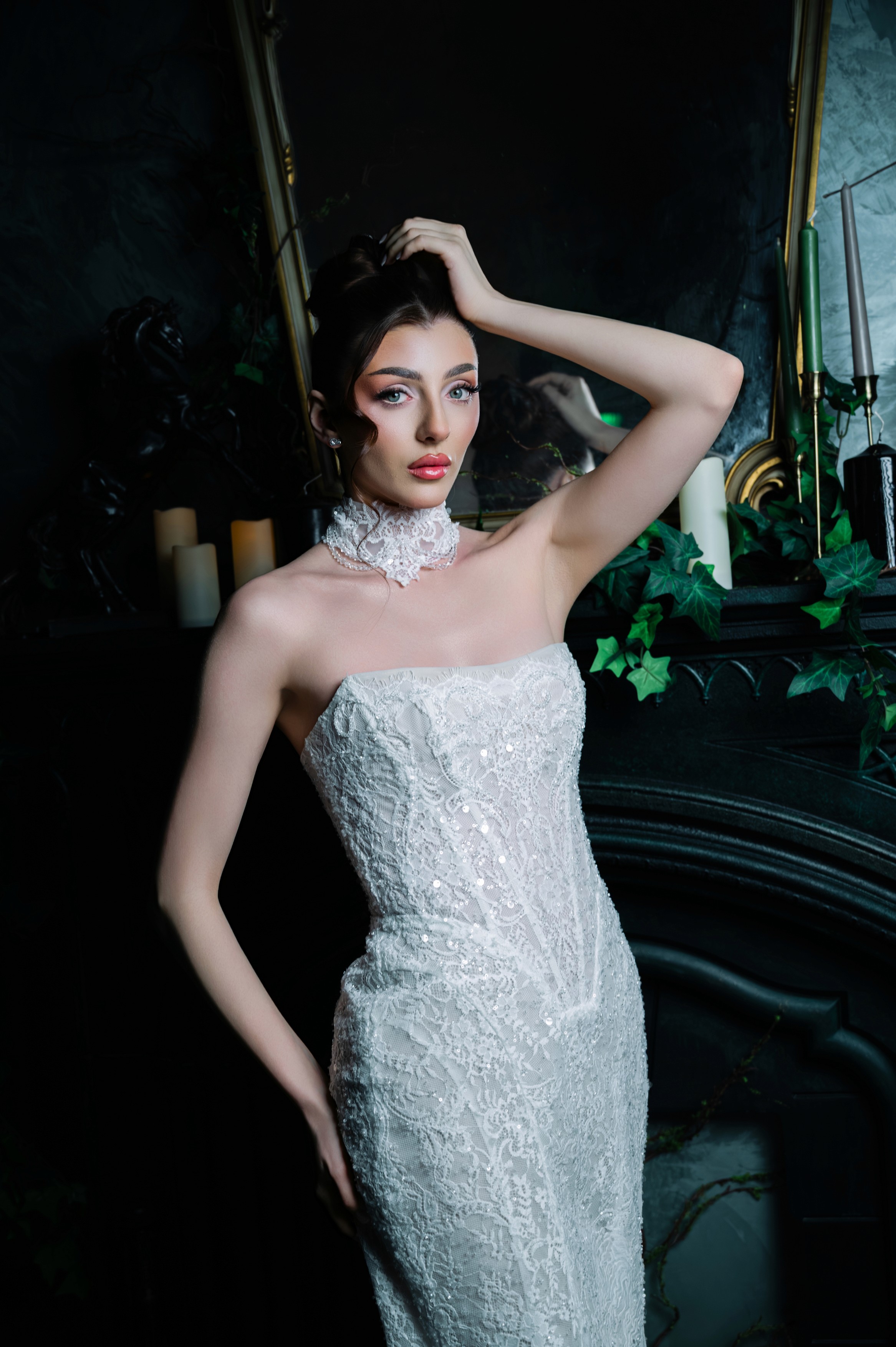 Portret de mireasă cu lumină soft și decor sofisticat în tonuri închise, fotografie de nuntă în București