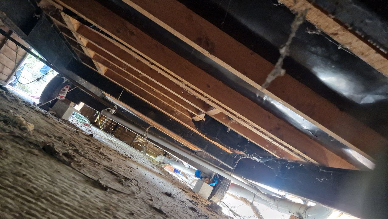 static caravan underfloor anothe angle, not insulated