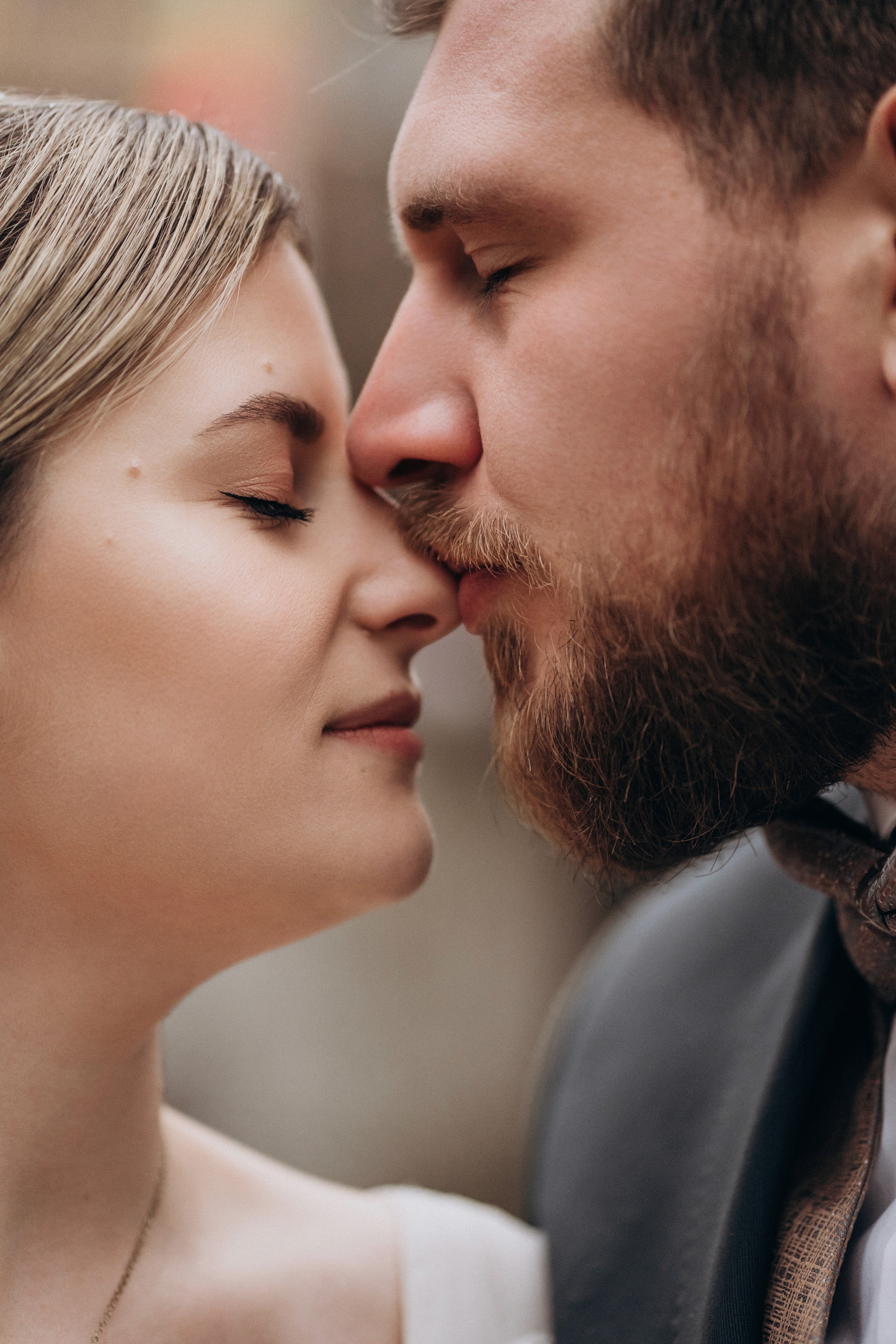 Intimes Hochzeitsfoto in Bogen – Nahaufnahme des Brautpaares bei emotionalem Moment.