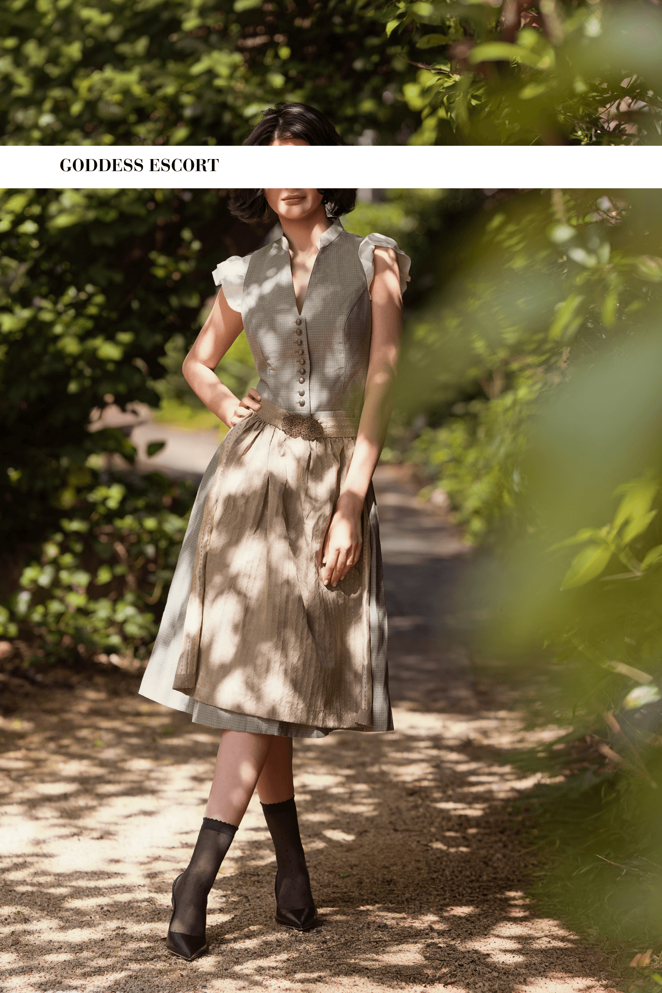 Ästhetische Erscheinung mit klarer Linie – kurze Haare, schlanke Figur und dezente Eleganz