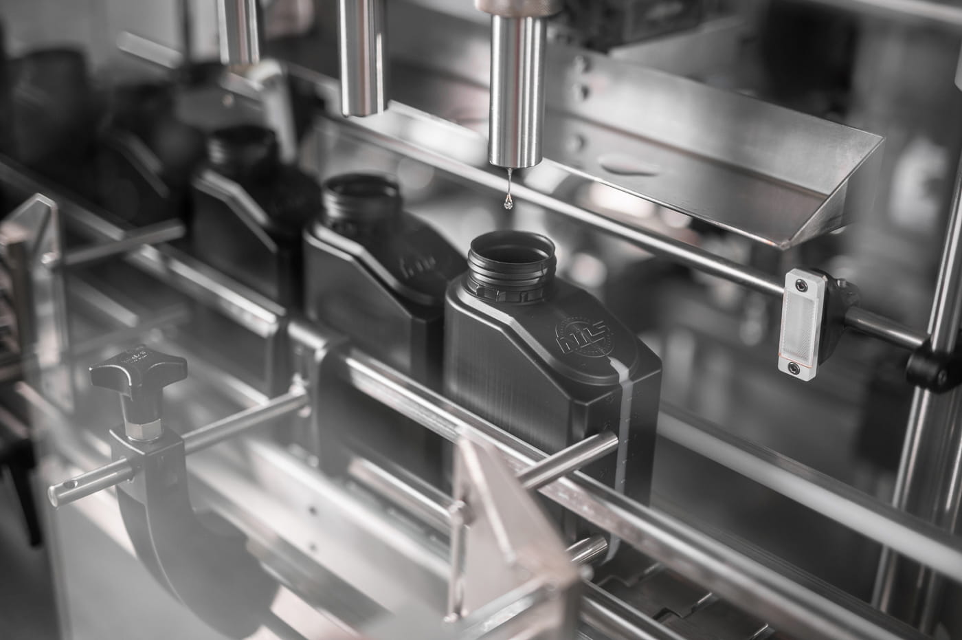 Linea di produzione lubrificanti NILS: qualità e controllo nel processo di imbottigliamento degli oli motore