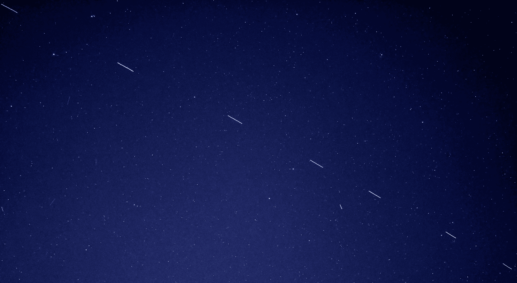 Starlink satelites visibile in low earth orbit.