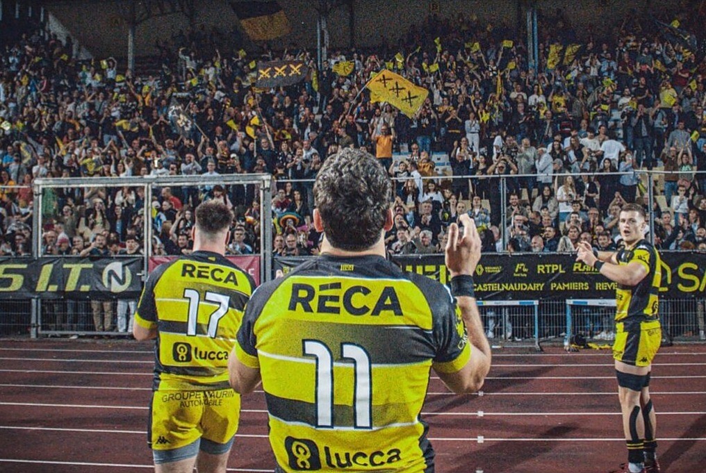Joueurs de l’US Carcassonne Rugby face à leurs supporters dans la tribune du stade Albert-Domec