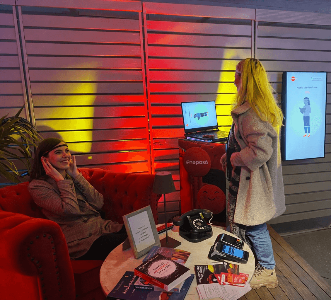 Participanți la coadă pentru experiența de simulator de zbor VR la AER by Rasova