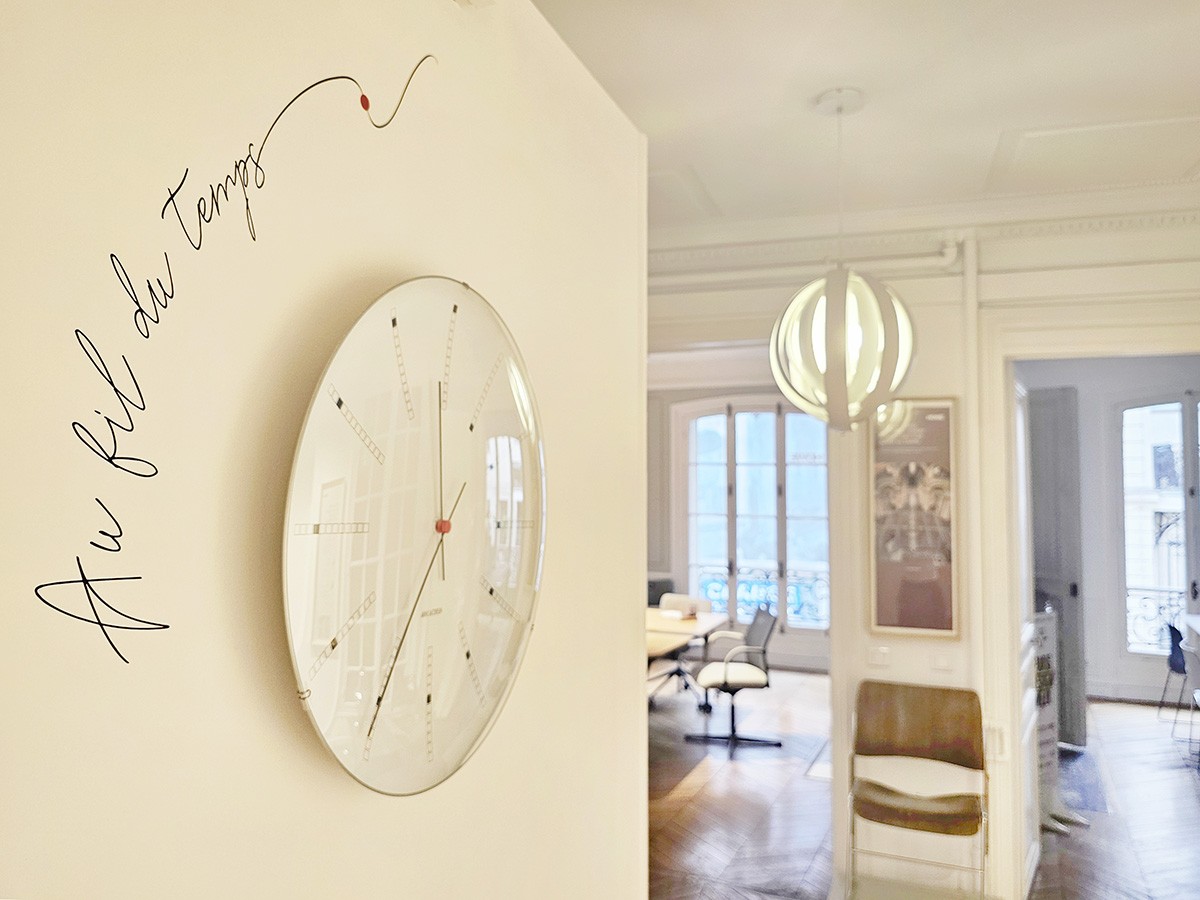 Bureaux appartement parisien décoration horloge