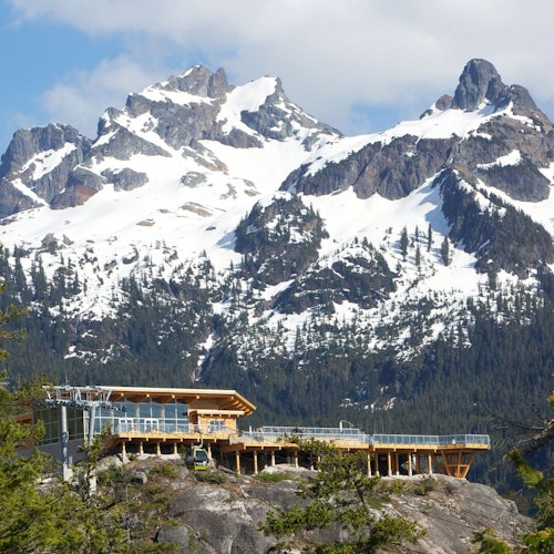 天峰背后的峰会小屋