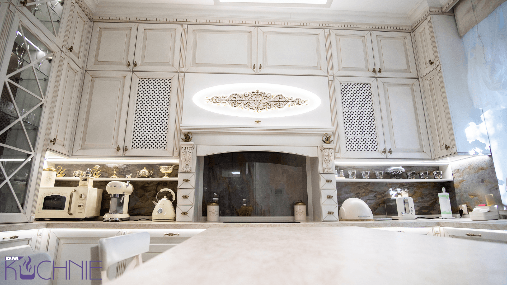 Klasyczne meble na wymiar w Warszawie, wysoka zabudowa kuchenna nad strefą gotowania