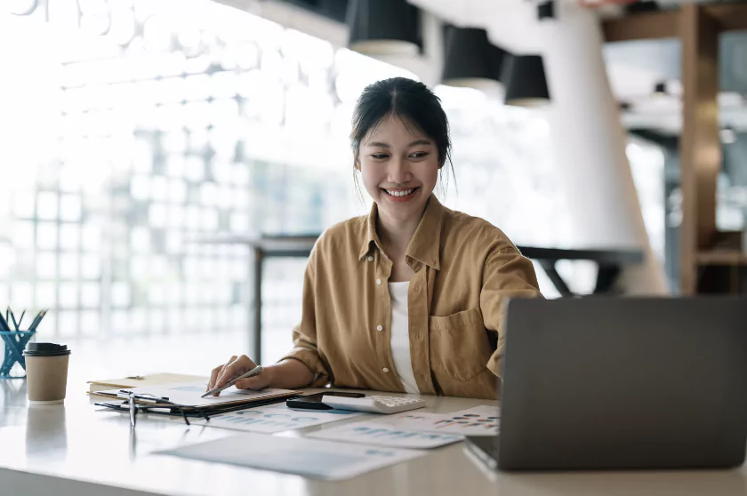 A female accountant at the desk