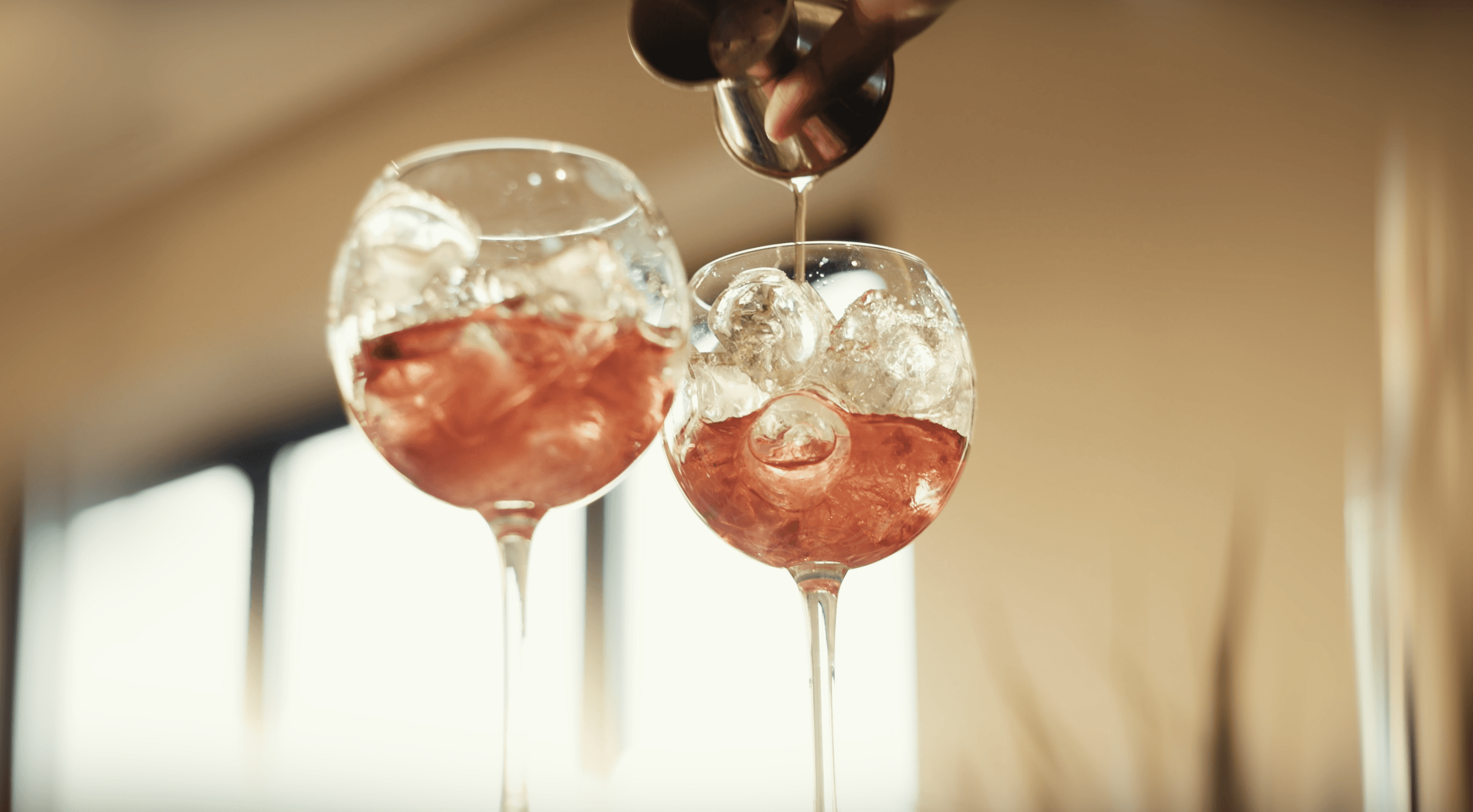 Cocktails servis sur un rooftop filmé pour une vidéo événementielle premium