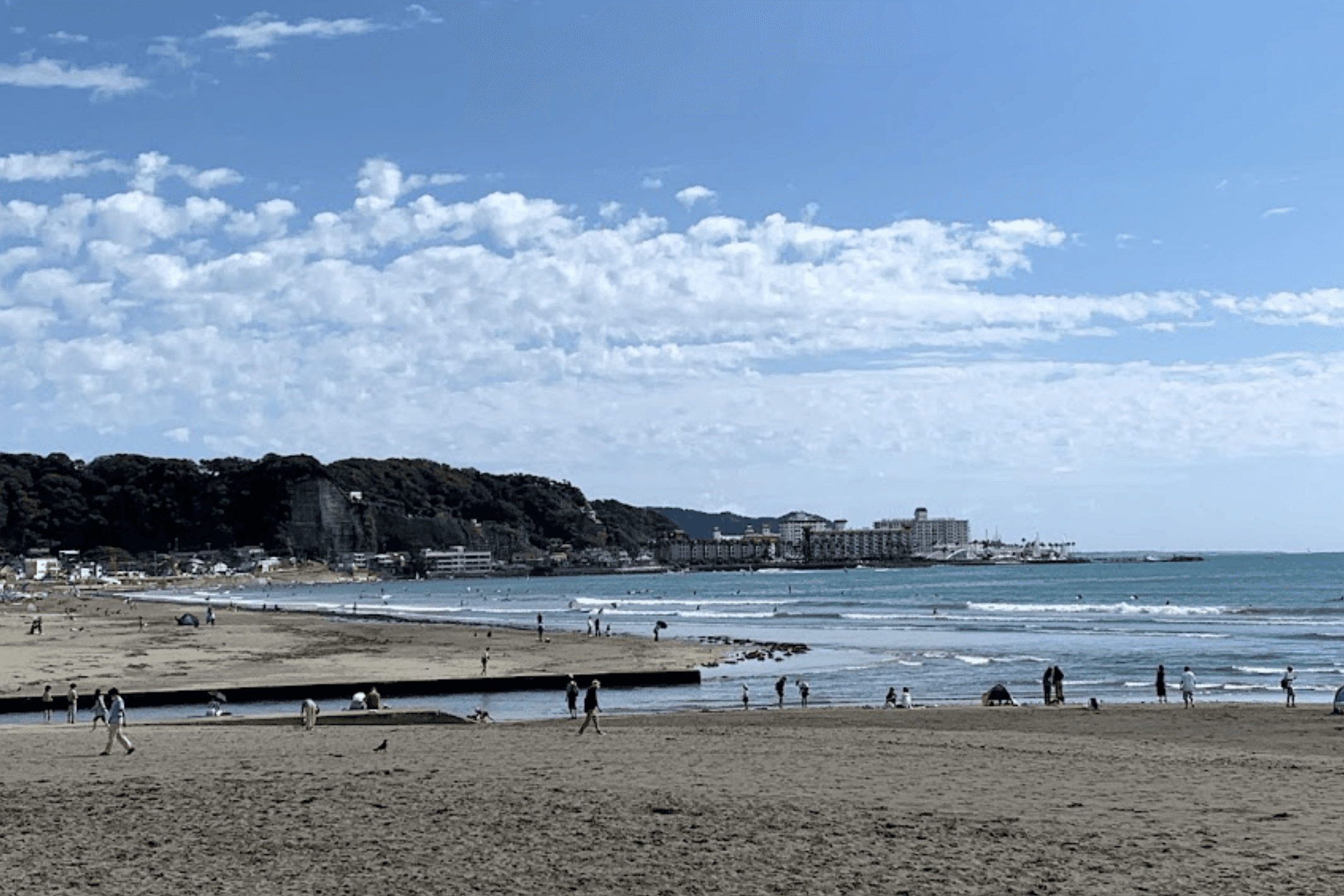 砂浜と美しい夕日を楽しめる鎌倉の由比ヶ浜