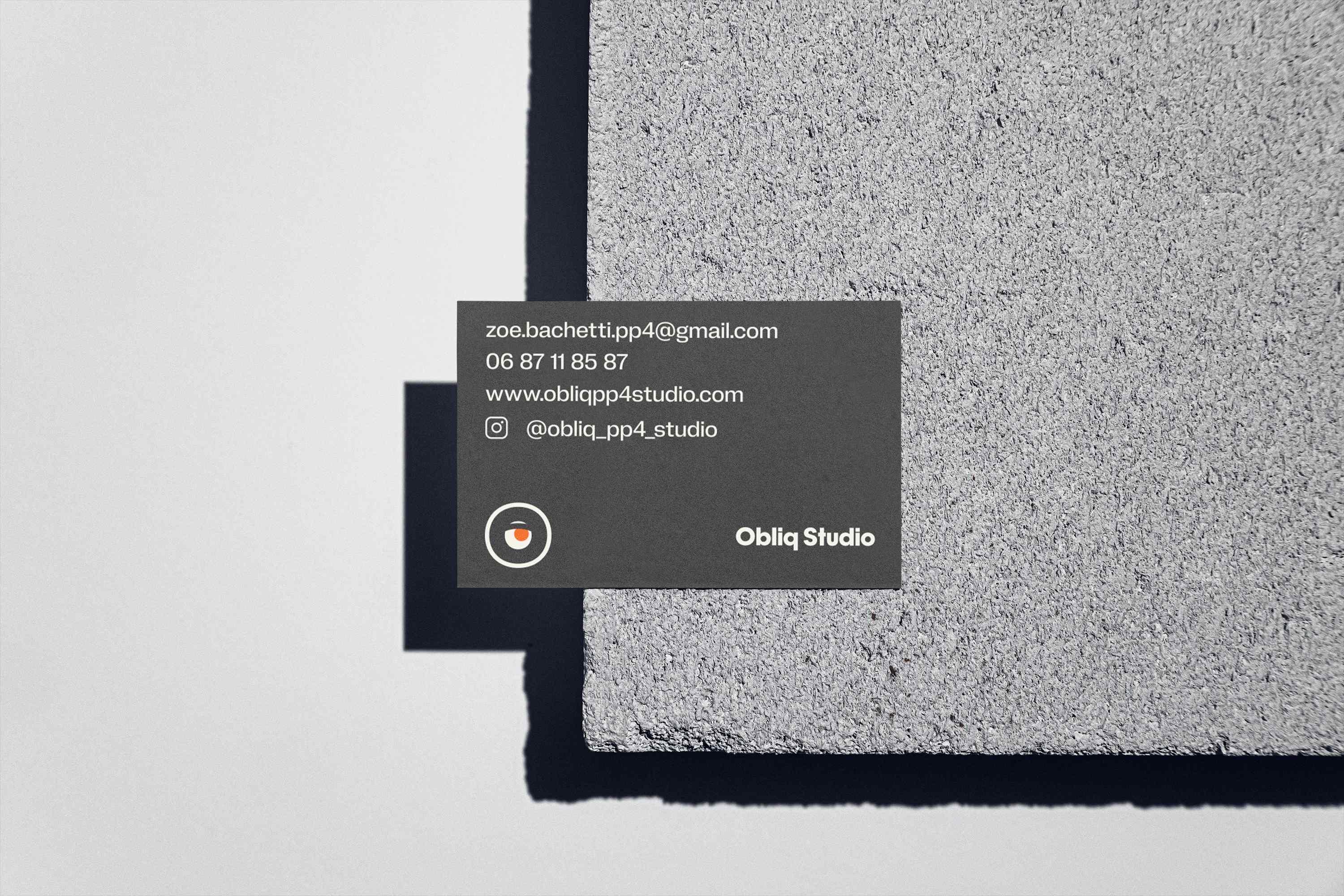 Deuxième mockup de carte de visite Obliq.