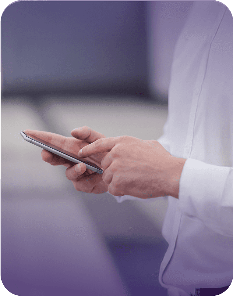 Una persona usando su dispositivo móvil