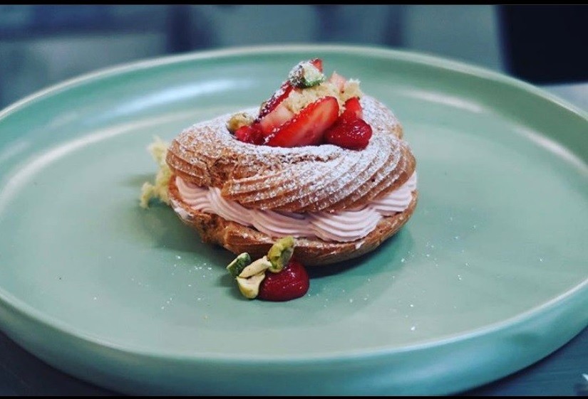 Parisian shoe-pastry with variations of strawberry