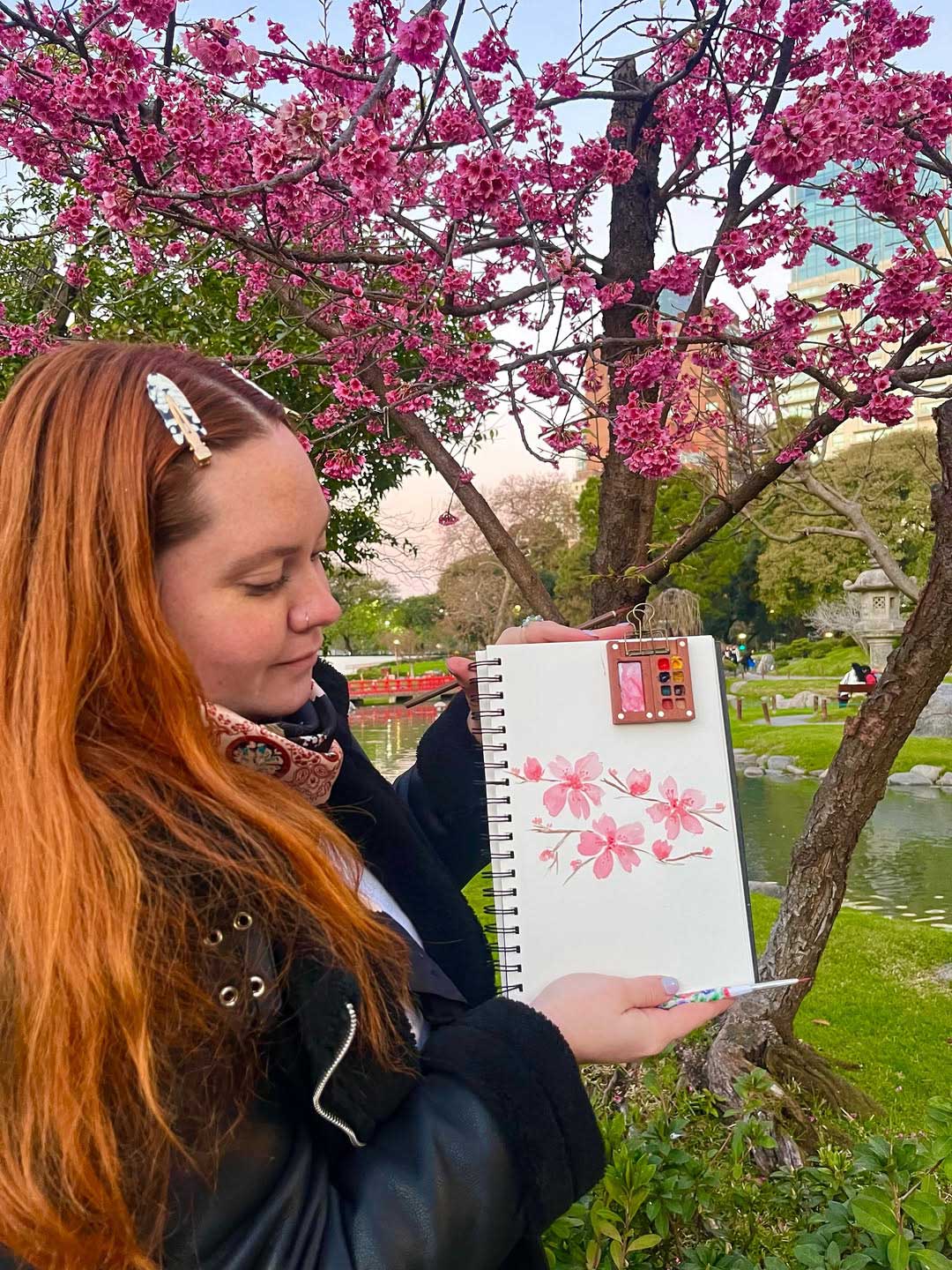 Posteo tipo reel para Instagram o TikTok donde Rochi Cuenca Arte lleva un kit de materiales Canson al Jardín Japones para poder hacer una obra inspirada en el momento y llevar el arte a todo lugar. 